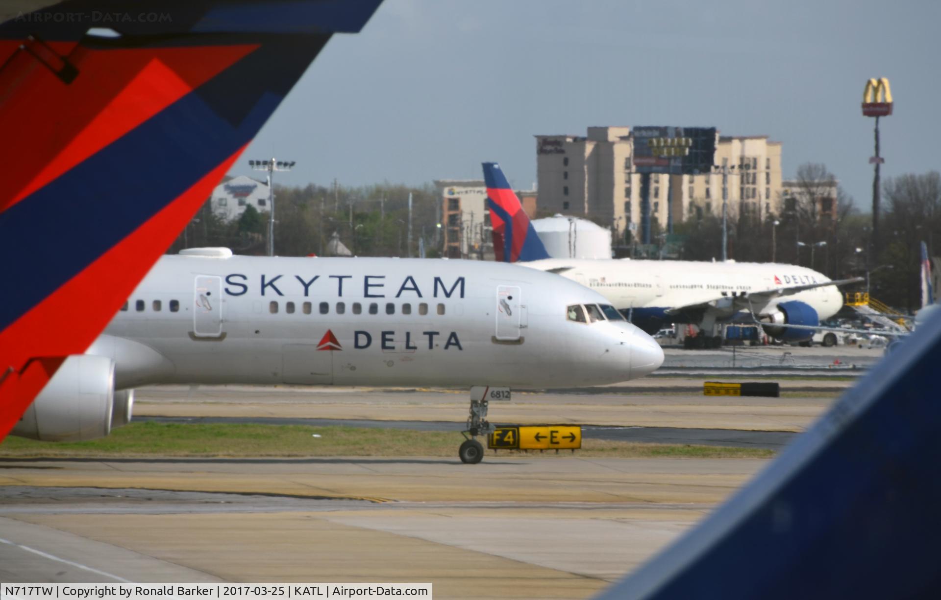N717TW, 1999 Boeing 757-231 C/N 28485, Taxi Atlanta