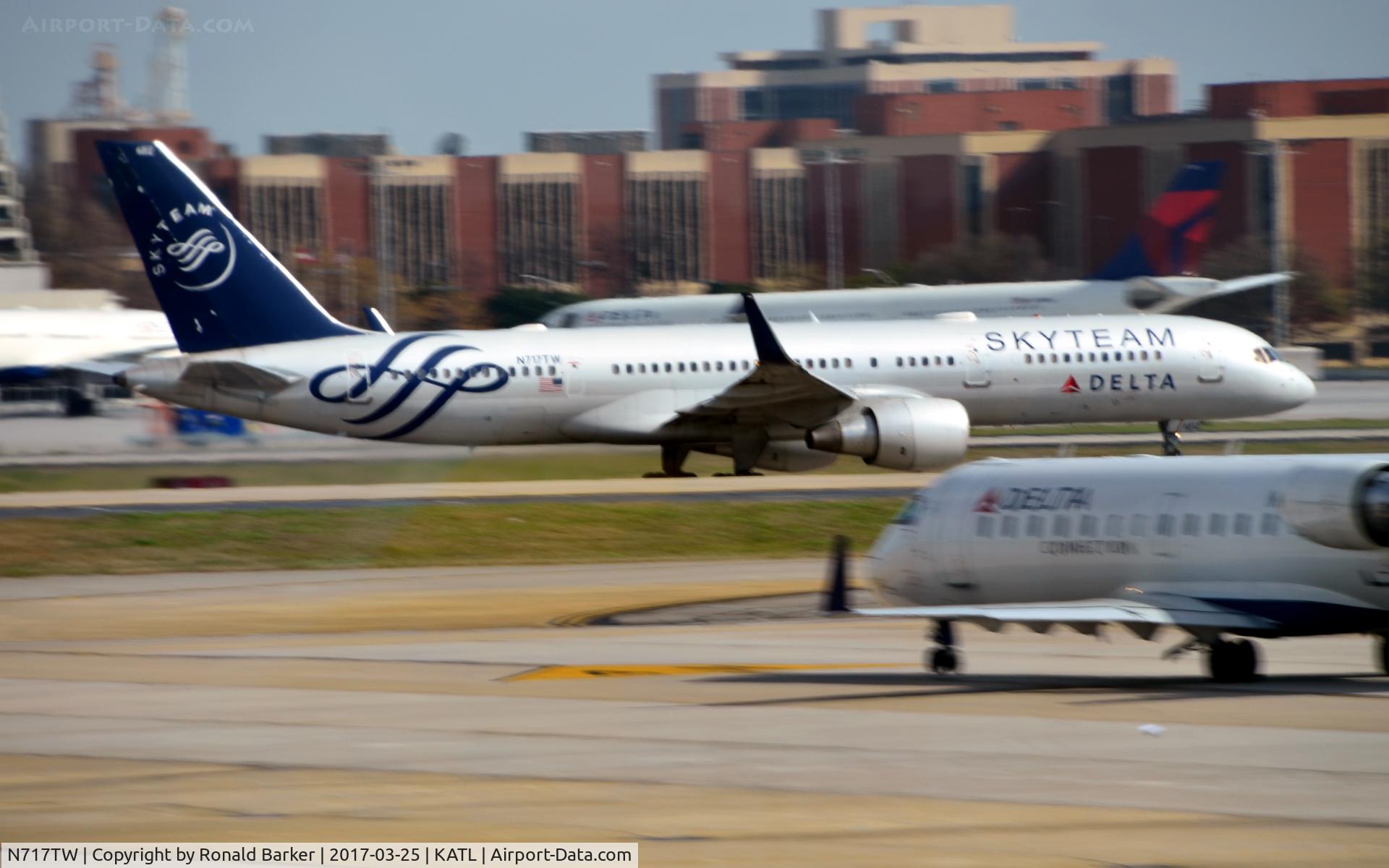 N717TW, 1999 Boeing 757-231 C/N 28485, Takeoff Atlanta