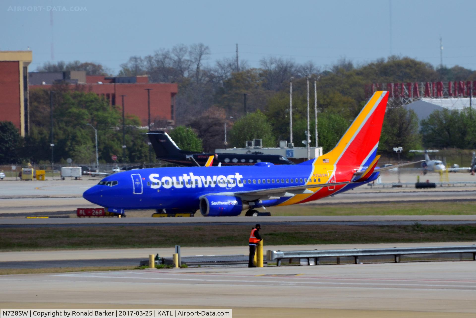 N728SW, 1999 Boeing 737-7H4 C/N 27860, Taxi Atlanta