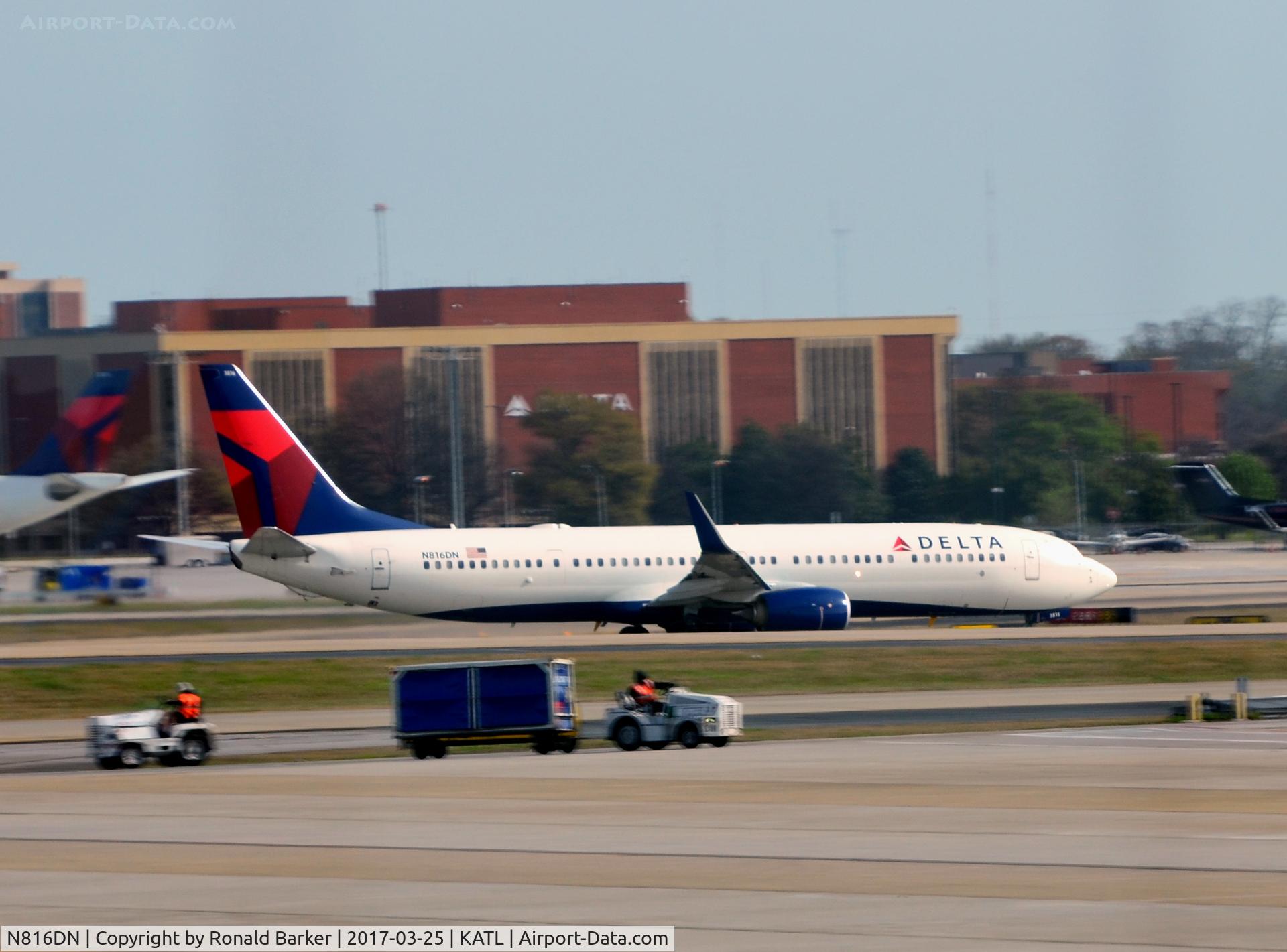 N816DN, 2014 Boeing 737-932/ER C/N 31927, Taxi Atlanta