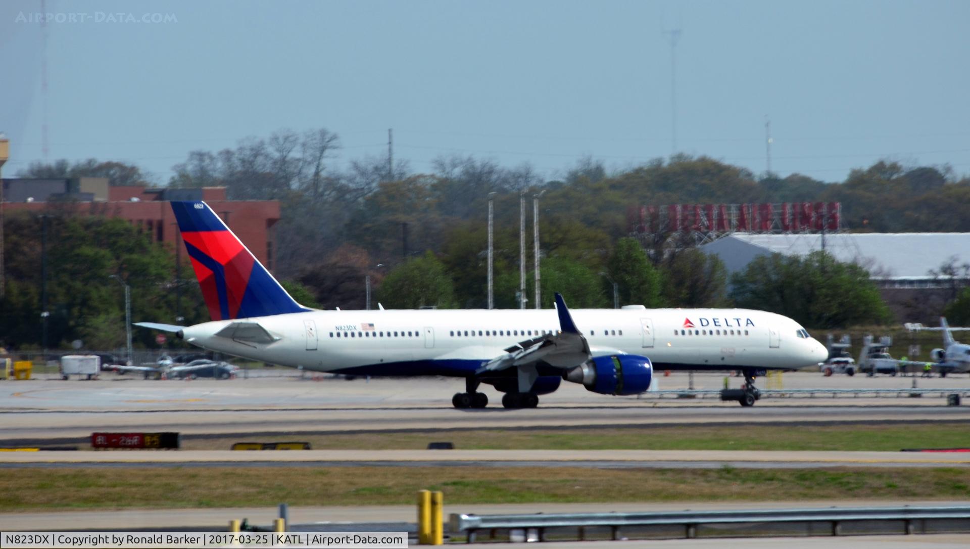 N823DX, 2004 Boeing 757-26D C/N 33967, Landing roll Atlanta
