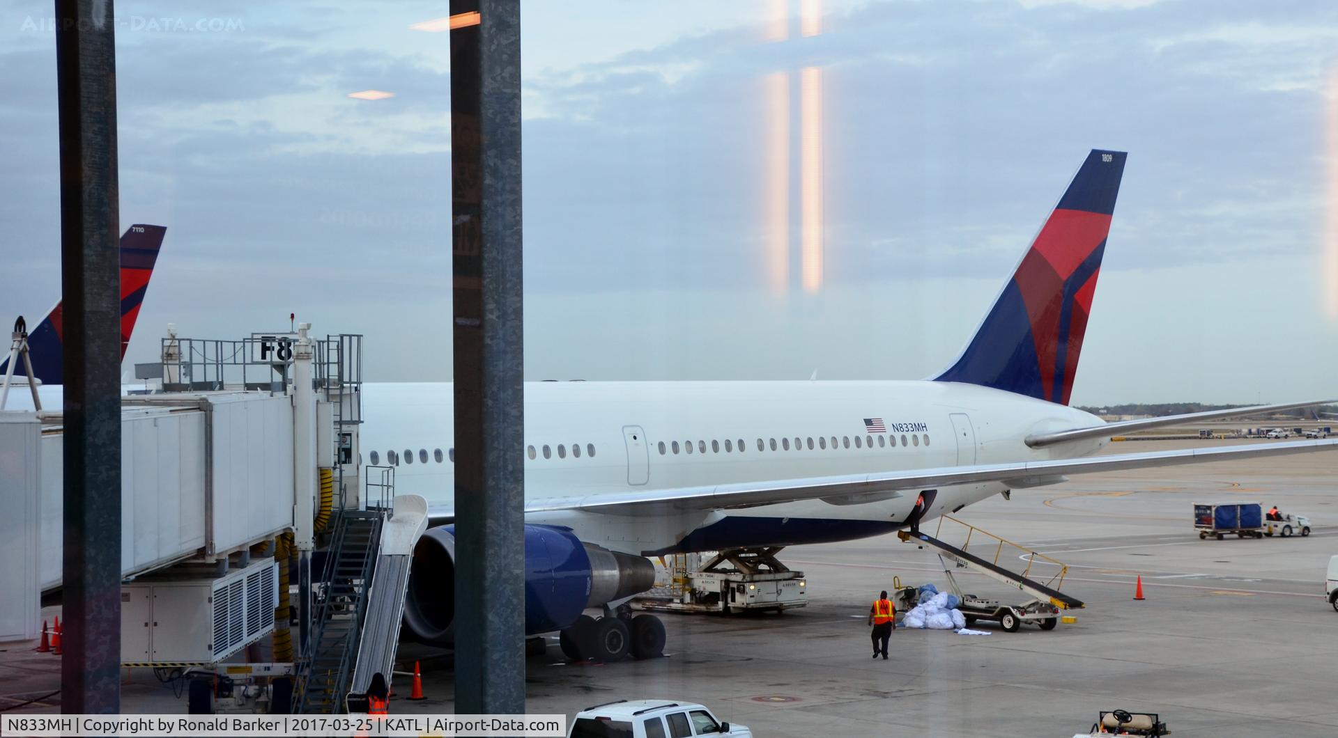 N833MH, 2000 Boeing 767-432/ER C/N 29706, Gate F8 Atlanta