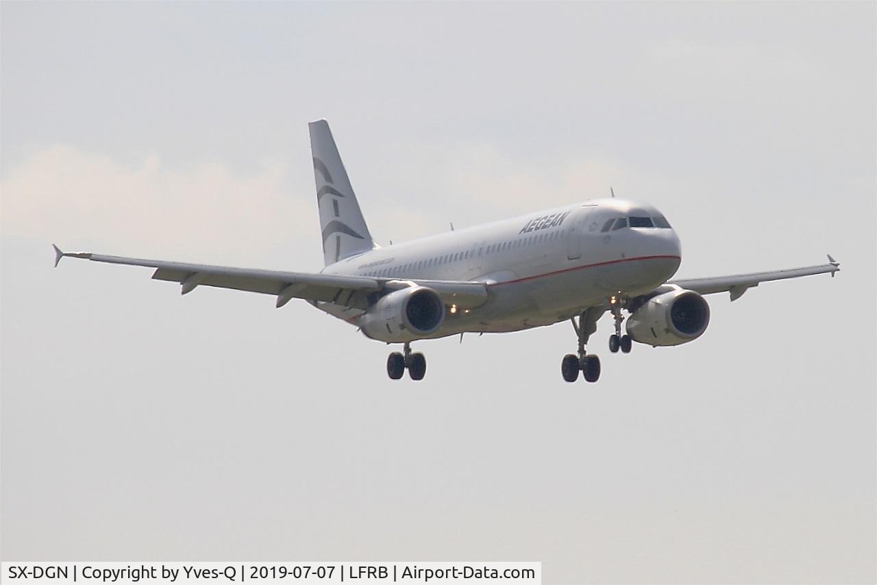 SX-DGN, 2006 Airbus A320-232 C/N 2828, Airbus A320-232, Short approach rwy 07R, Brest-Bretagne airport (LFRB-BES)