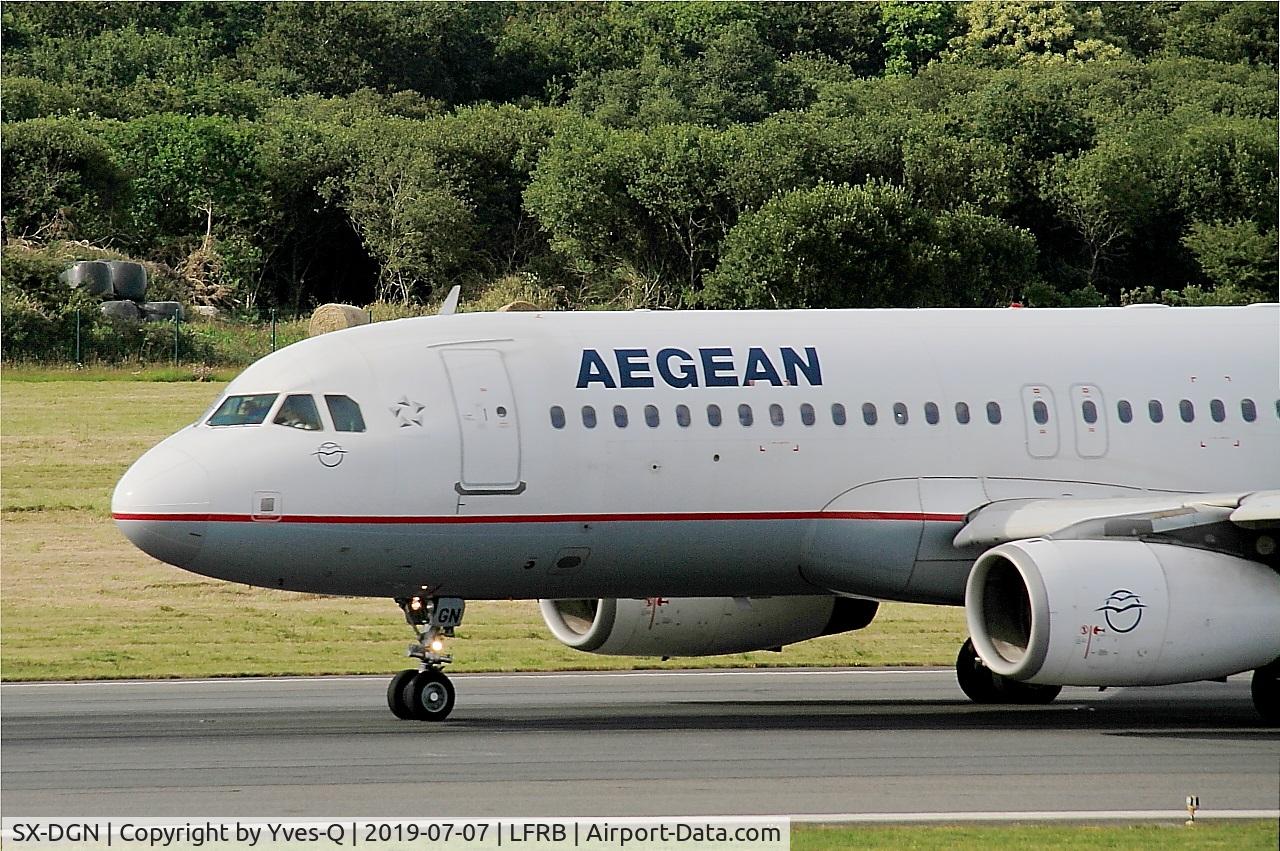 SX-DGN, 2006 Airbus A320-232 C/N 2828, Airbus A320-232, Taxiing rwy 07R, Brest-Bretagne airport (LFRB-BES)