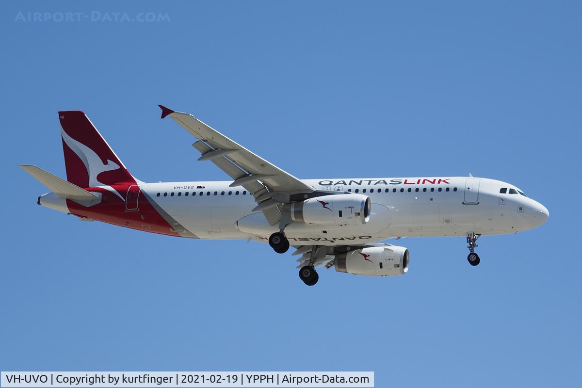 VH-UVO, 2005 Airbus A320-232 C/N 2453, Airbus A320-232 cn 2453. QantasLink VH-UVO name 