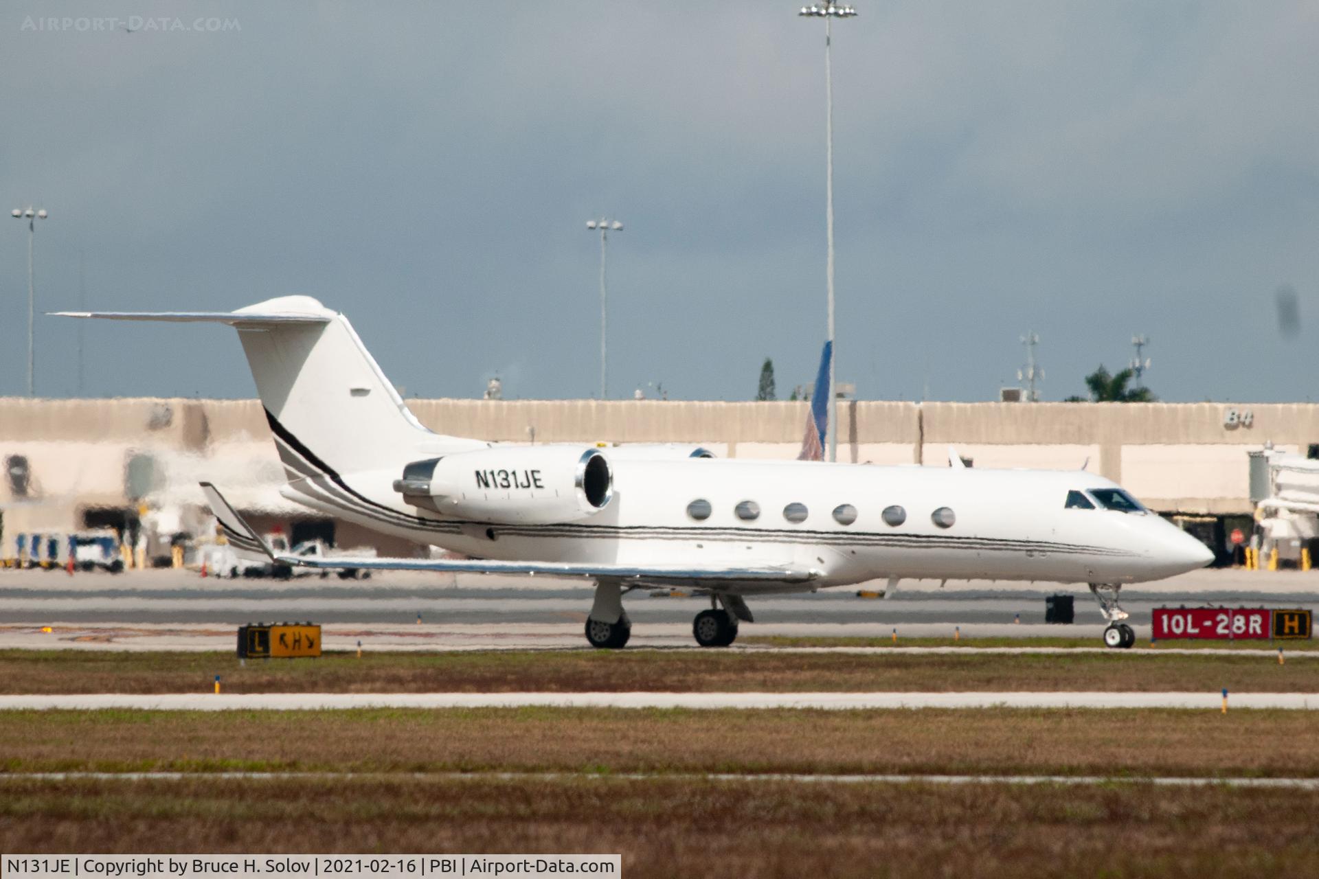 N131JE, 2000 Gulfstream Aerospace G-IV C/N 1408, taxiing at PBI