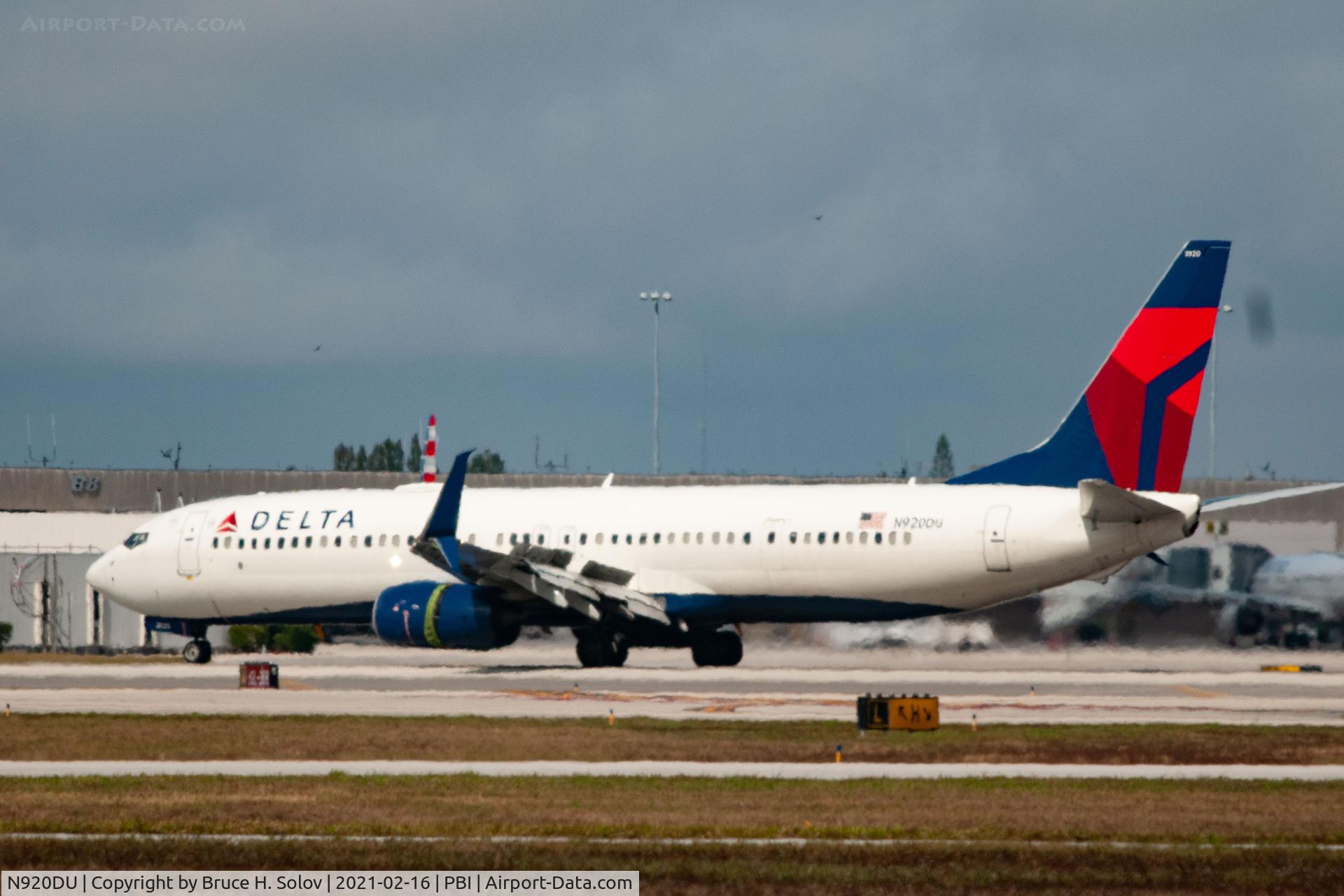 N920DU, 2019 Boeing 737-932/ER C/N 63533, taxiing at PBI