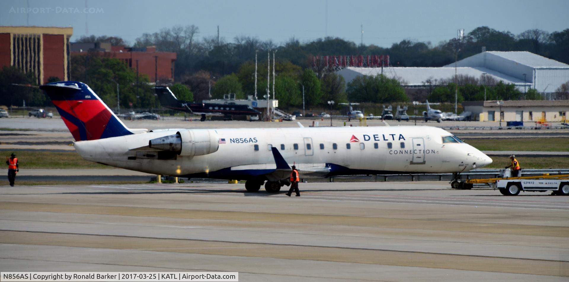 N856AS, 2000 Bombardier CRJ-200ER (CL-600-2B19) C/N 7404, Pushback Atlanta
