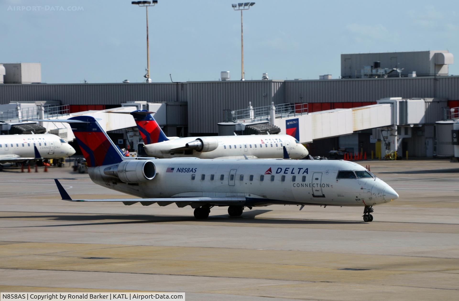 N858AS, 2000 Bombardier CRJ-200ER (CL-600-2B19) C/N 7417, Taxi Atlanta