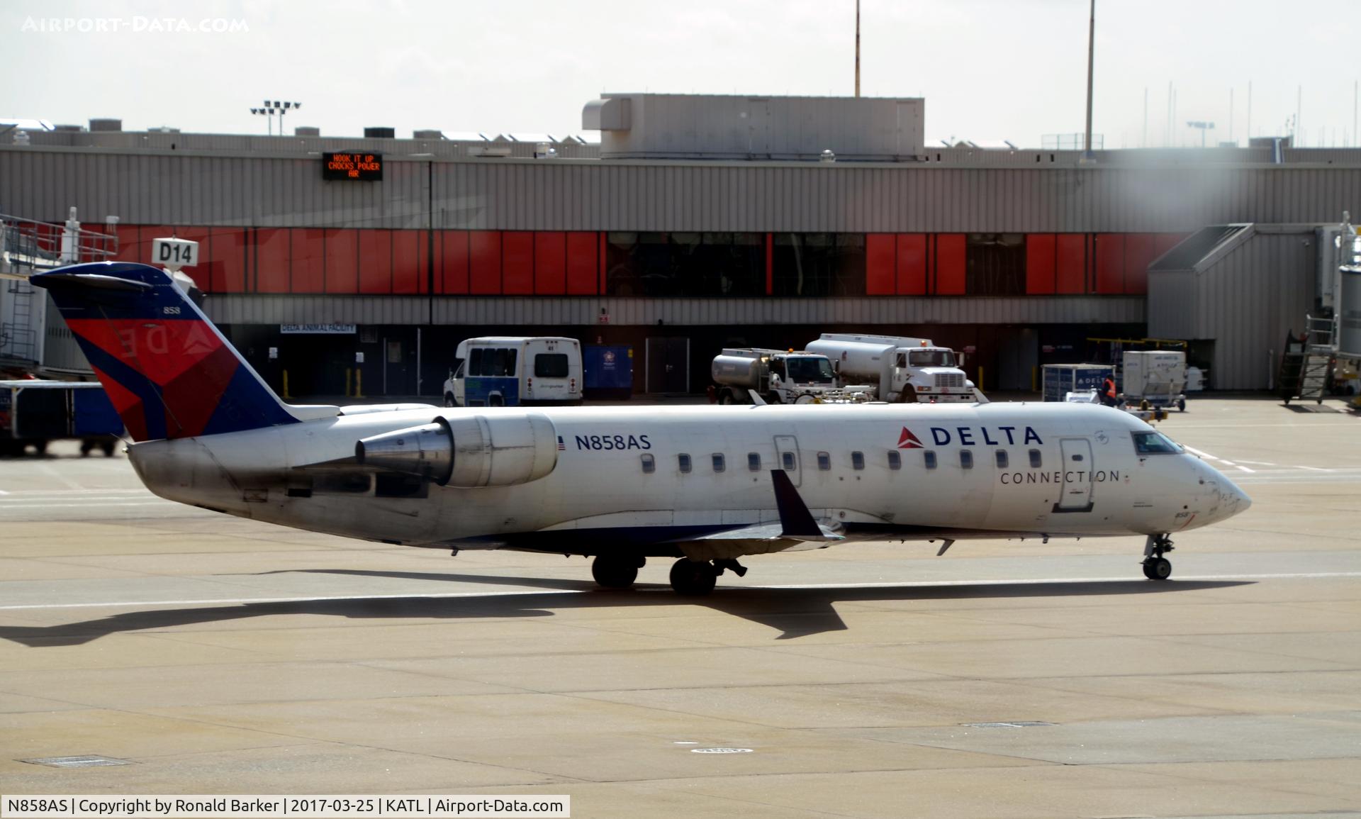 N858AS, 2000 Bombardier CRJ-200ER (CL-600-2B19) C/N 7417, Taxi Atlanta