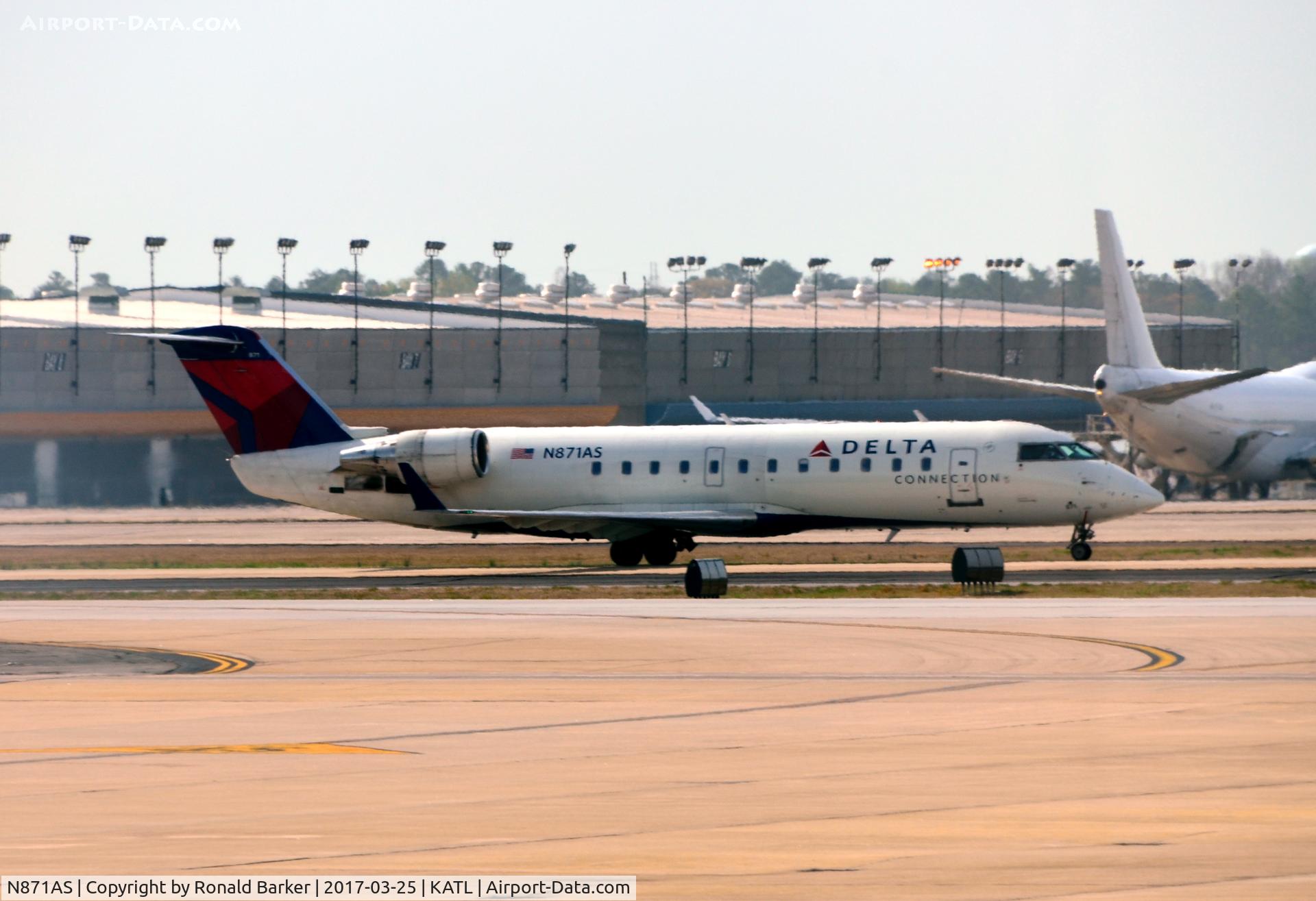 N871AS, 2001 Bombardier CRJ-200ER (CL-600-2B19) C/N 7537, Taxi Atlanta