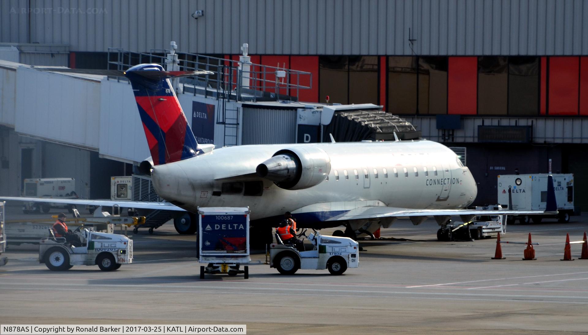 N878AS, 2002 Bombardier CRJ-200ER (CL-600-2B19) C/N 7590, Gate D28 Atlanta
