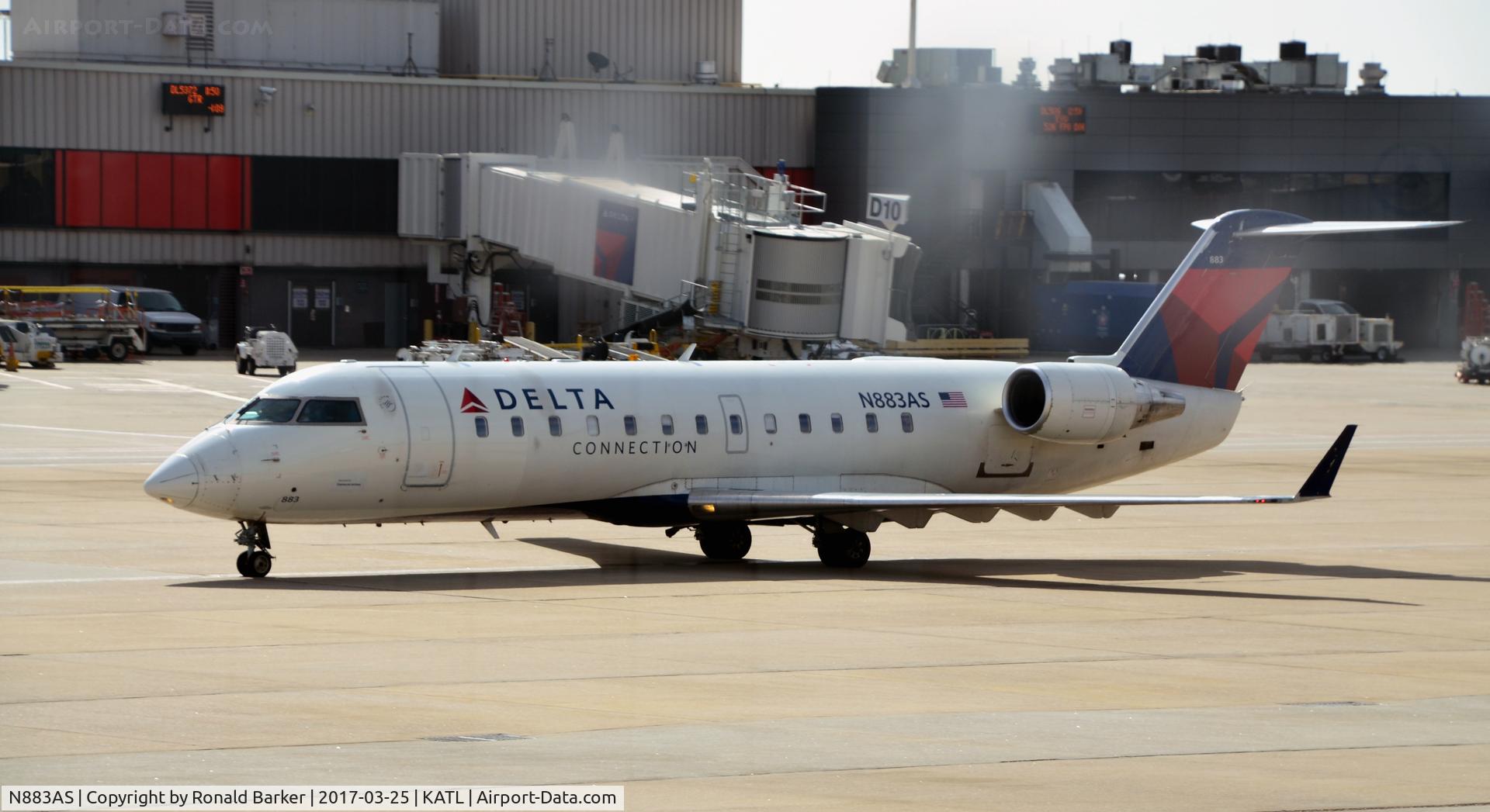 N883AS, 2001 Bombardier CRJ-200ER (CL-600-2B19) C/N 7504, Taxi Atlanta
