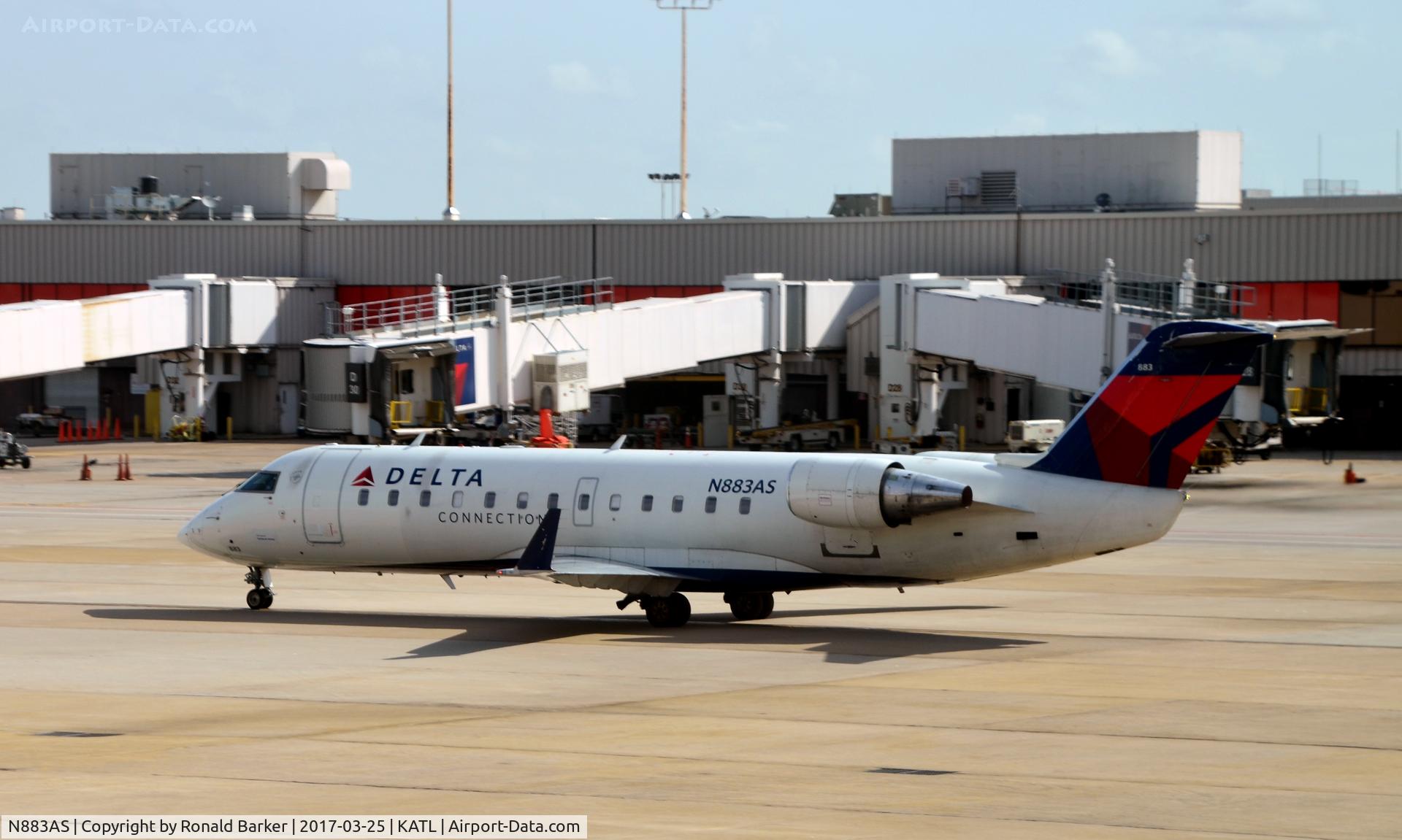 N883AS, 2001 Bombardier CRJ-200ER (CL-600-2B19) C/N 7504, Taxi Atlanta