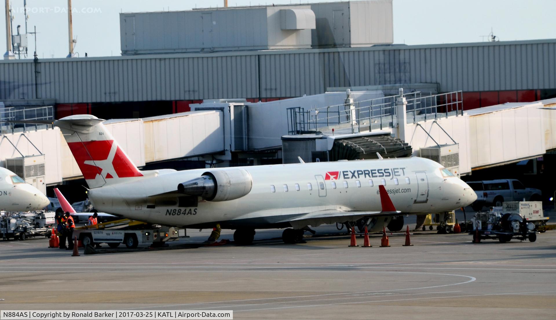 N884AS, 2001 Bombardier CRJ-200ER (CL-600-2B19) C/N 7513, Gate Atlanta