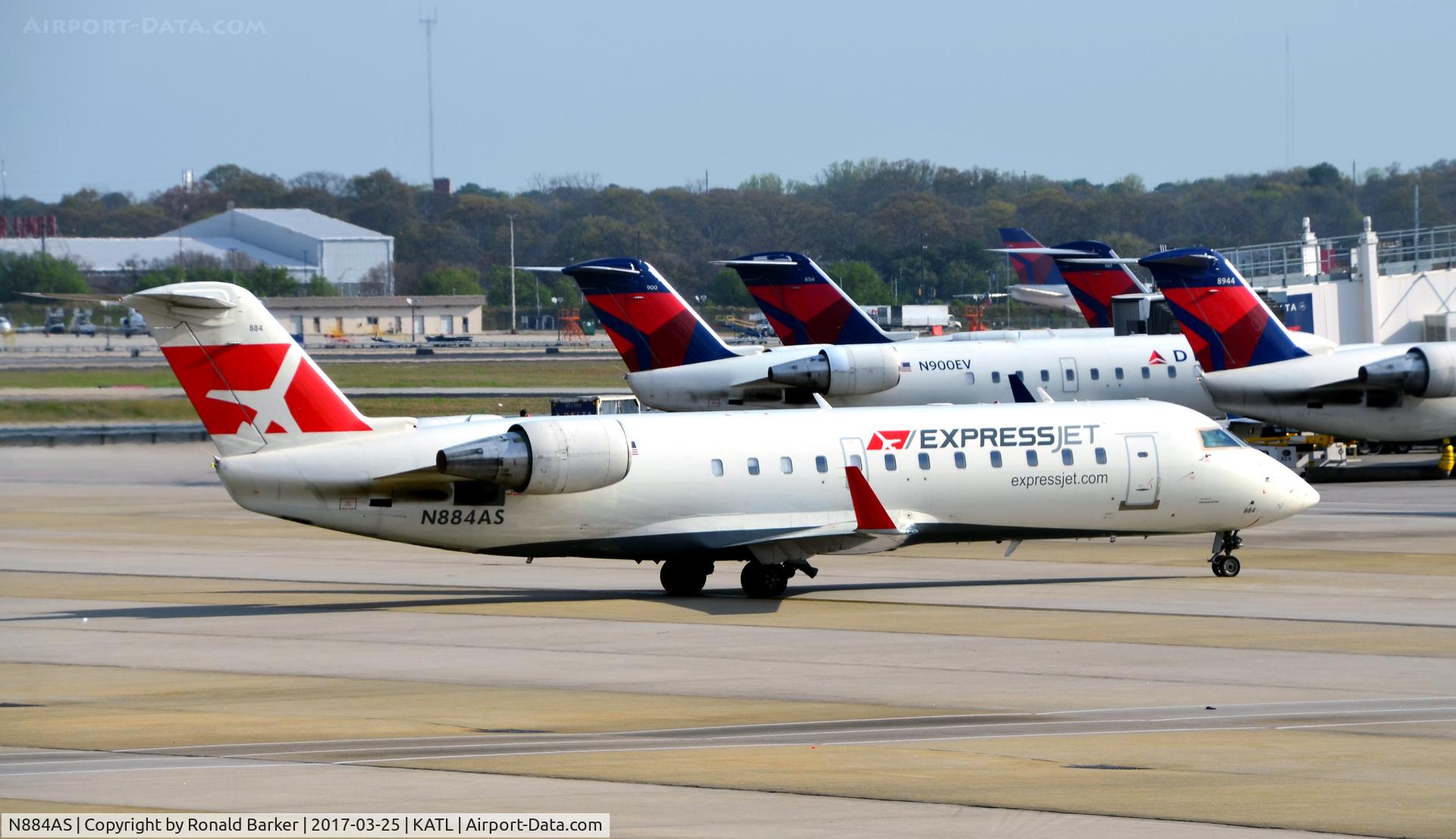 N884AS, 2001 Bombardier CRJ-200ER (CL-600-2B19) C/N 7513, Taxi for takeoff Atlanta