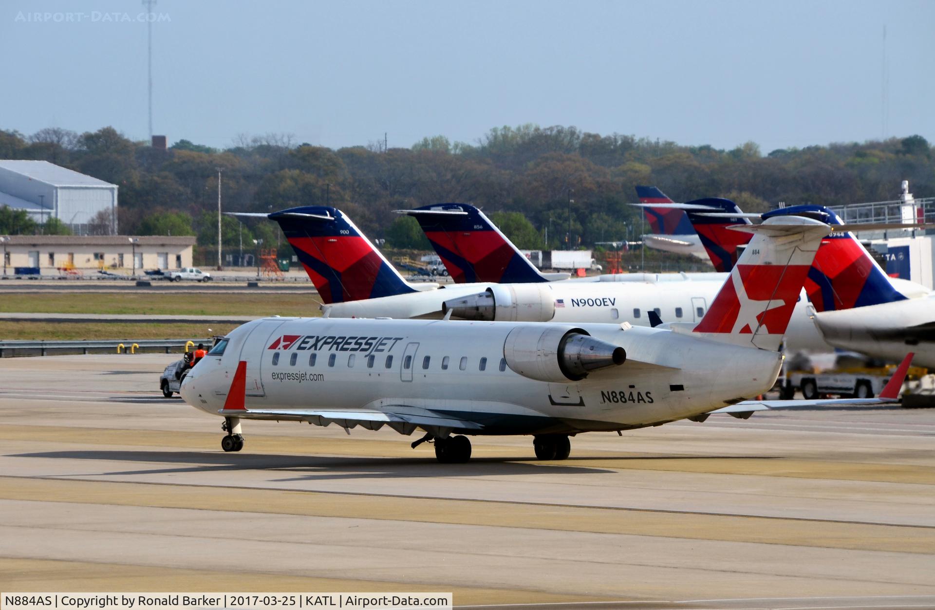 N884AS, 2001 Bombardier CRJ-200ER (CL-600-2B19) C/N 7513, Taxi for takeoff Atlanta