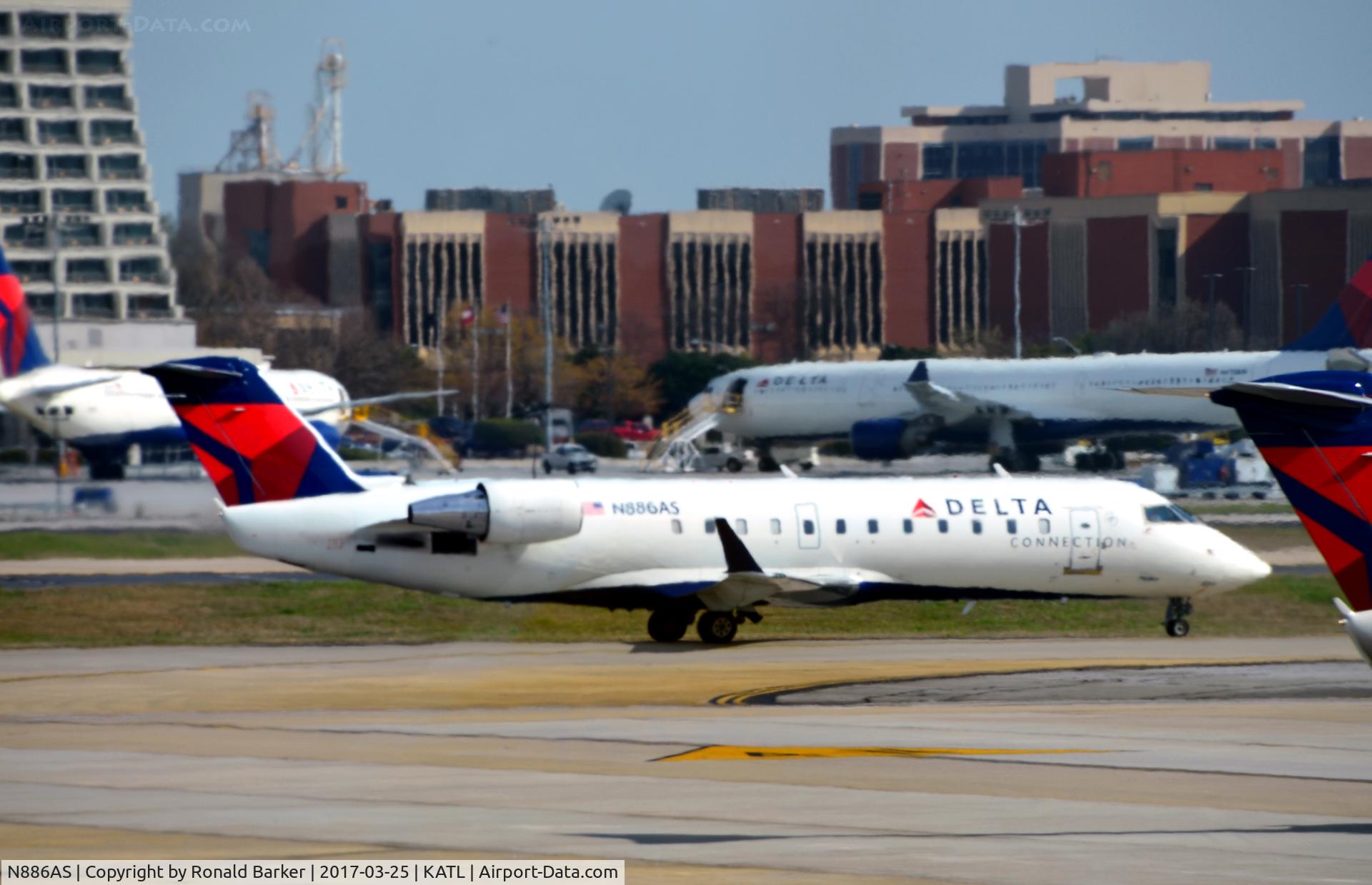 N886AS, 2001 Bombardier CRJ-200ER (CL-600-2B19) C/N 7531, Taxi Atlanta