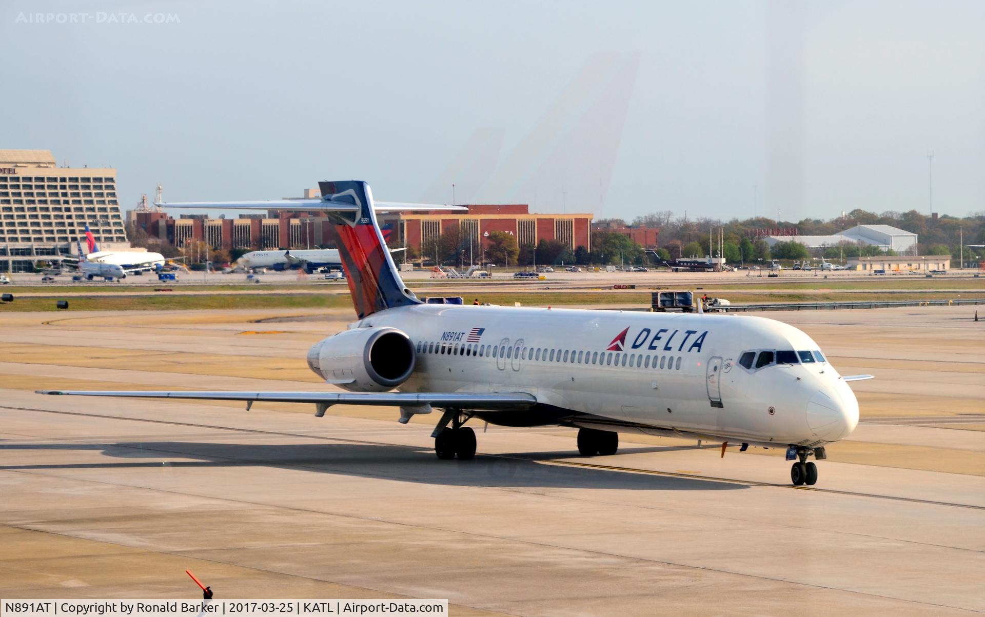 N891AT, 2004 Boeing 717-200 C/N 55043, Taxi Atlanta