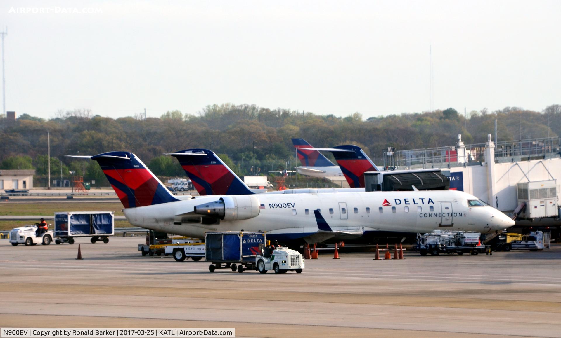 N900EV, 2002 Bombardier CRJ-200ER (CL-600-2B19) C/N 7608, At the gate Atlanta