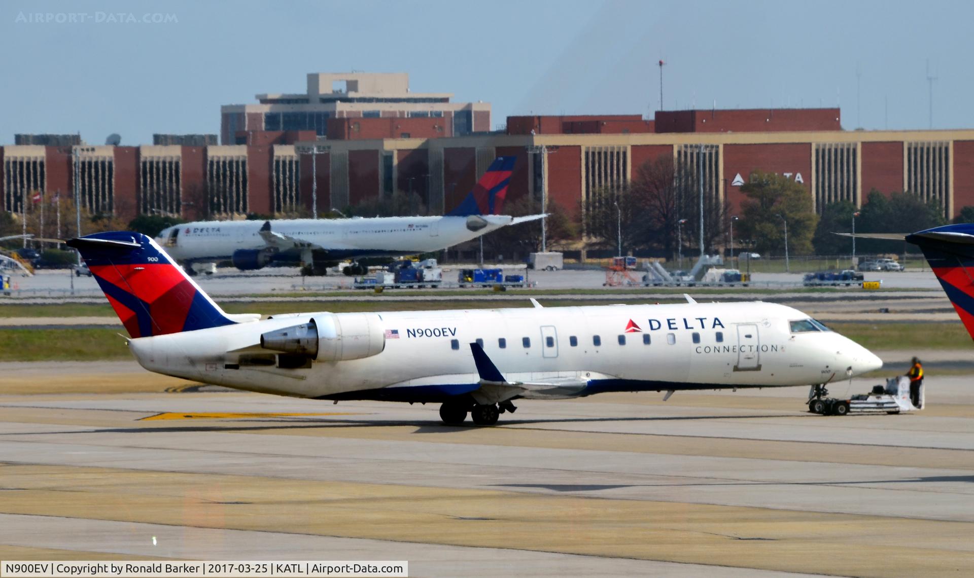 N900EV, 2002 Bombardier CRJ-200ER (CL-600-2B19) C/N 7608, Pushback Atlanta
