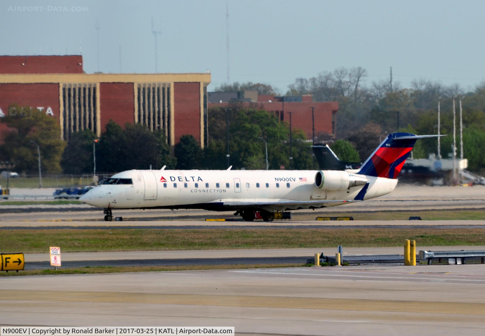 N900EV, 2002 Bombardier CRJ-200ER (CL-600-2B19) C/N 7608, Taxi Atlanta