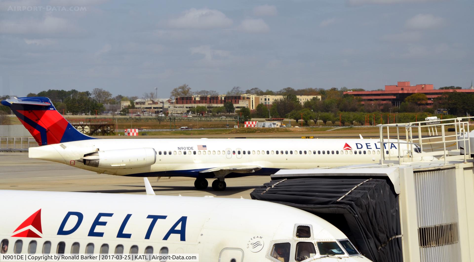 N901DE, 1992 McDonnell Douglas MD-88 C/N 53378, Taxi Atlanta