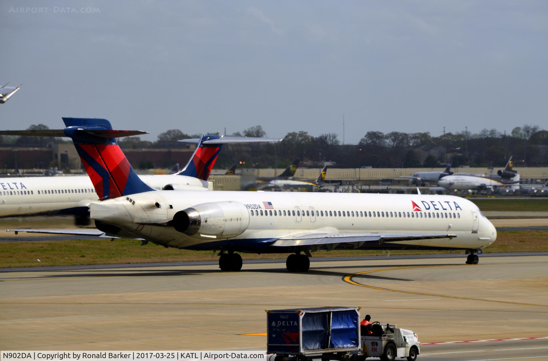 N902DA, 1994 McDonnell Douglas MD-90-30 C/N 53382, Taxi for takeoff Atlanta