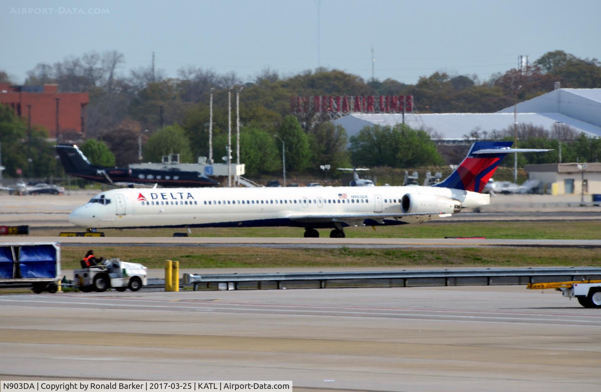 N903DA, 1995 McDonnell Douglas MD-90-30 C/N 53383, Taxi to park Atlanta