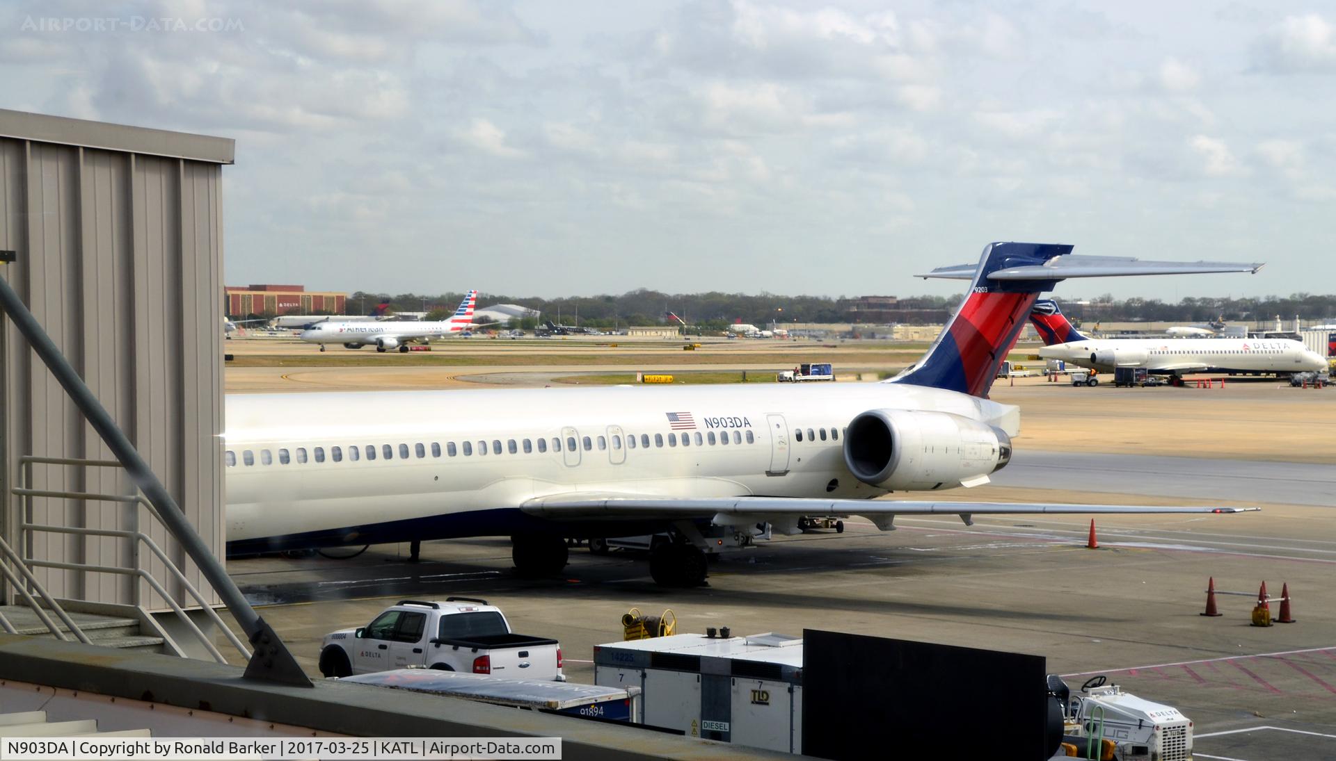 N903DA, 1995 McDonnell Douglas MD-90-30 C/N 53383, At the gate Atlanta