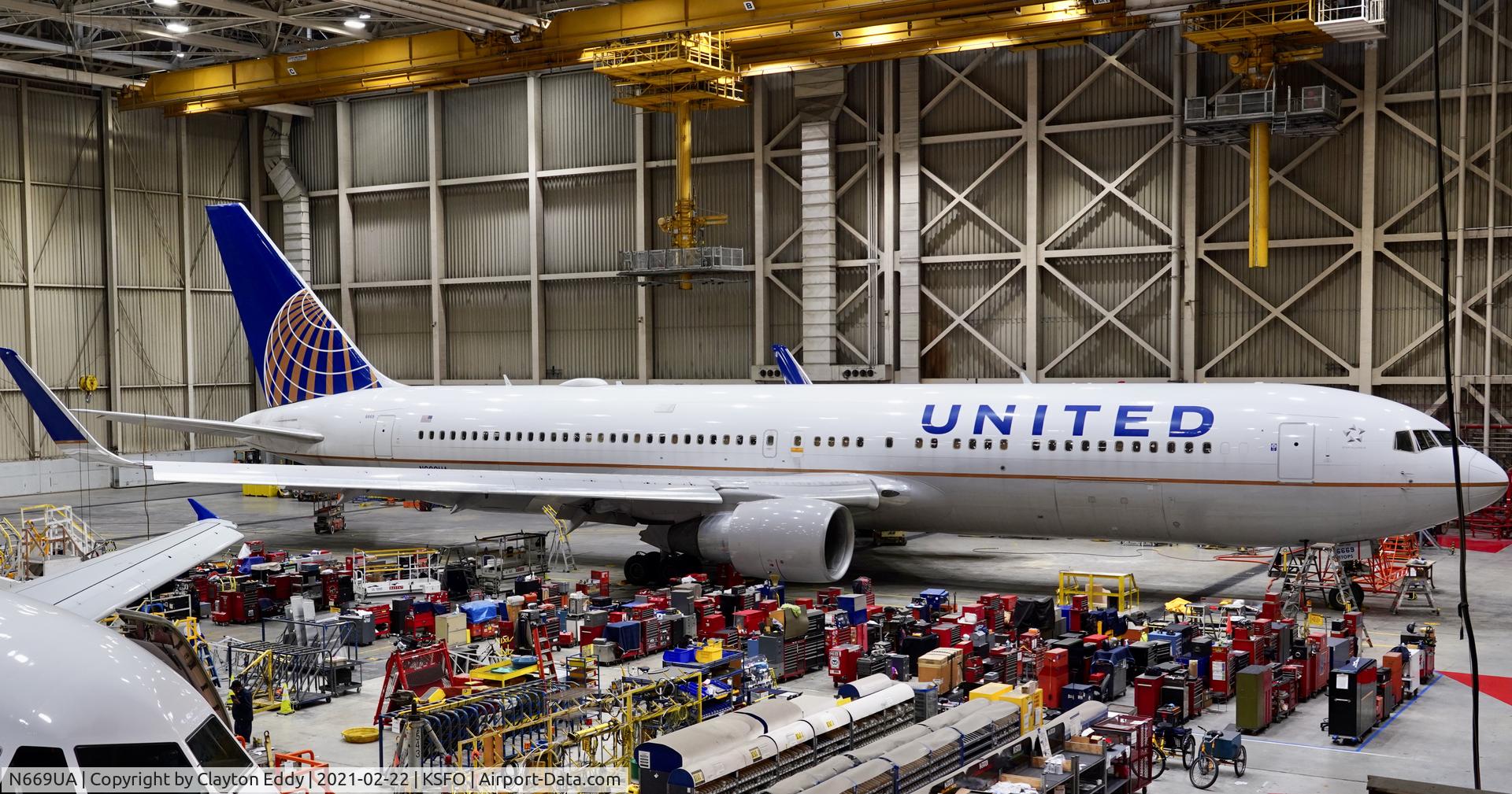 N669UA, 1999 Boeing 767-322 C/N 30025, SFO 2021.