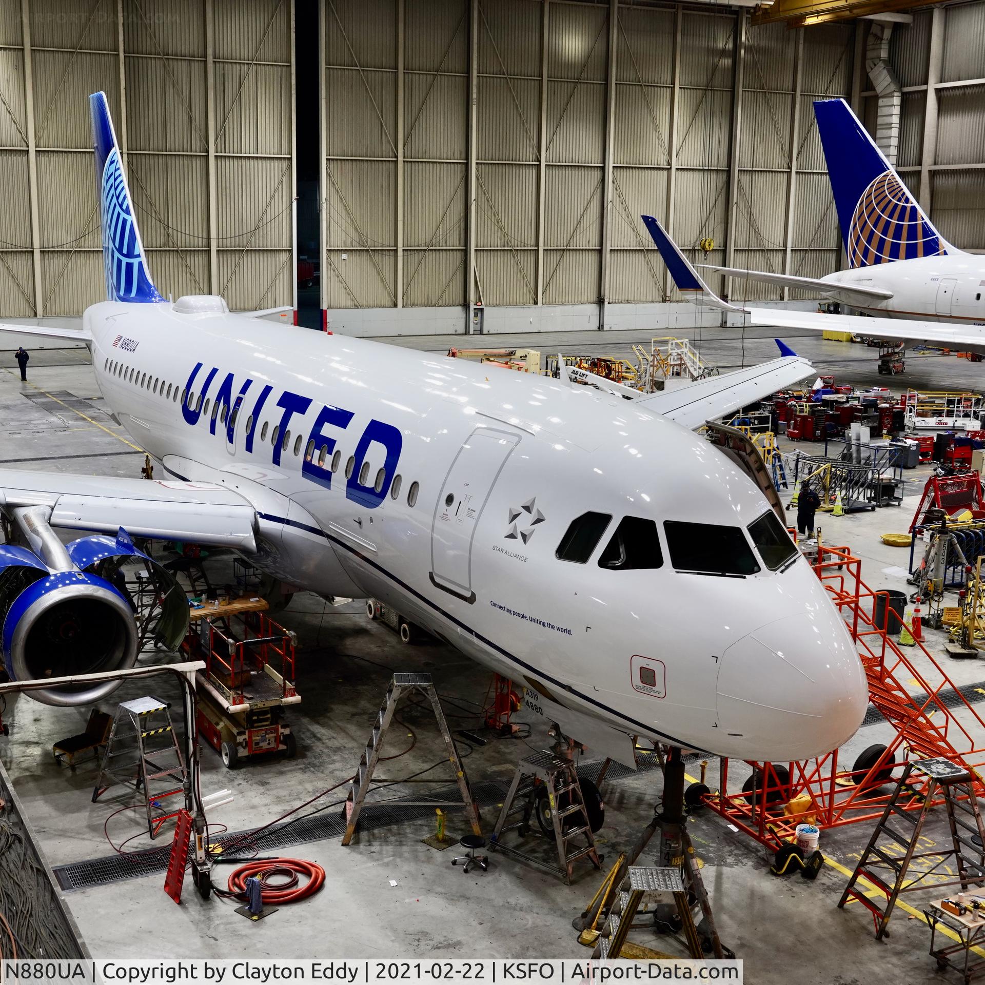 N880UA, 2005 Airbus A319-132 C/N 2426, SFO 2021.
