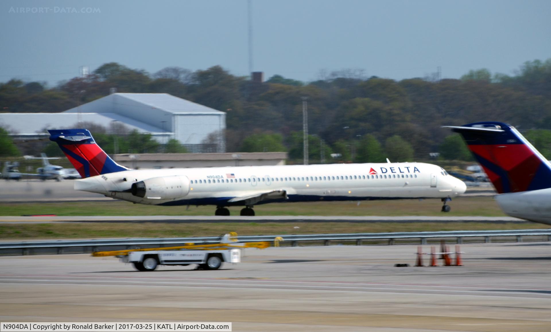 N904DA, 1995 McDonnell Douglas MD-90-30 C/N 53384, Nose wheel liftoff Atlanta
