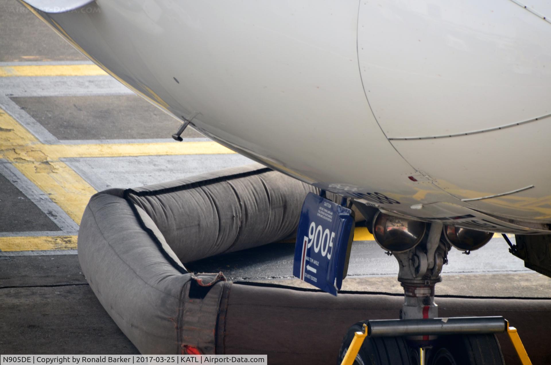 N905DE, 1992 McDonnell Douglas MD-88 C/N 53410, Nose gear Atlanta