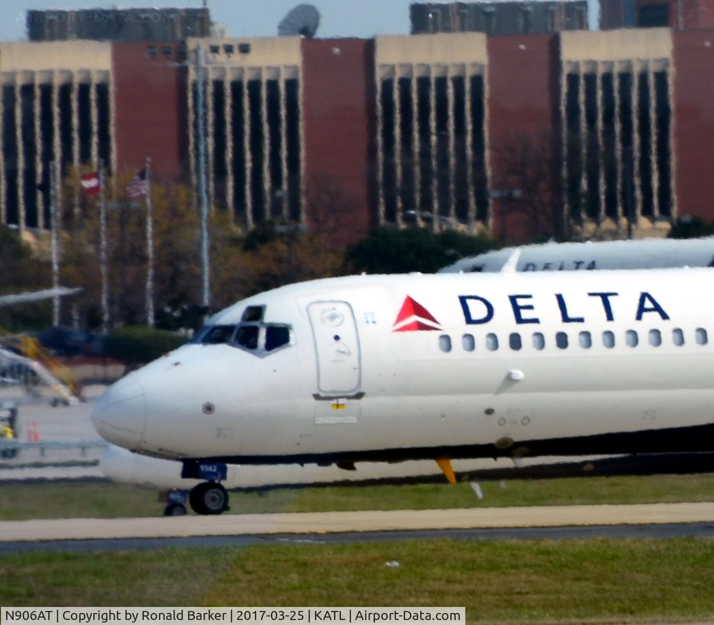 N906AT, 2001 Boeing 717-200 C/N 55087, Taxi Atlanta