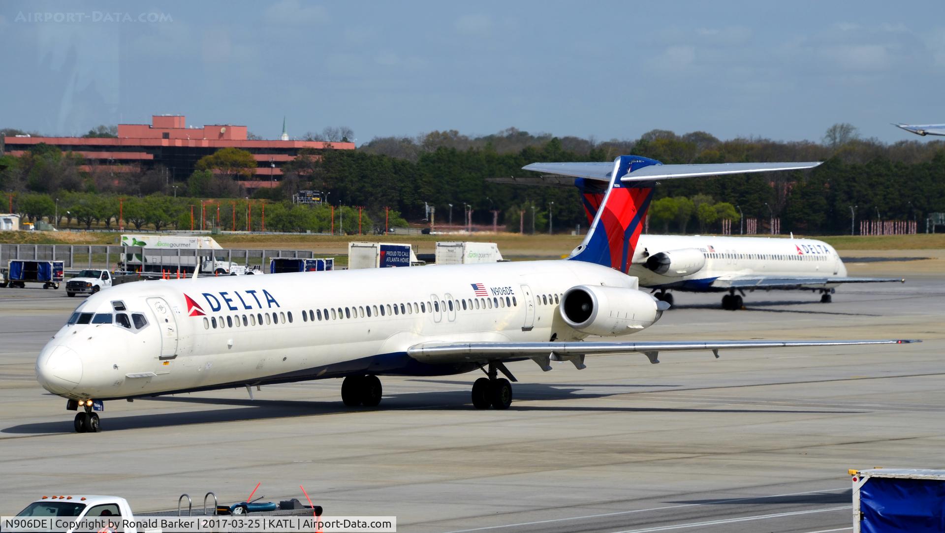 N906DE, 1992 McDonnell Douglas MD-88 C/N 53415, Taxi Atlanta