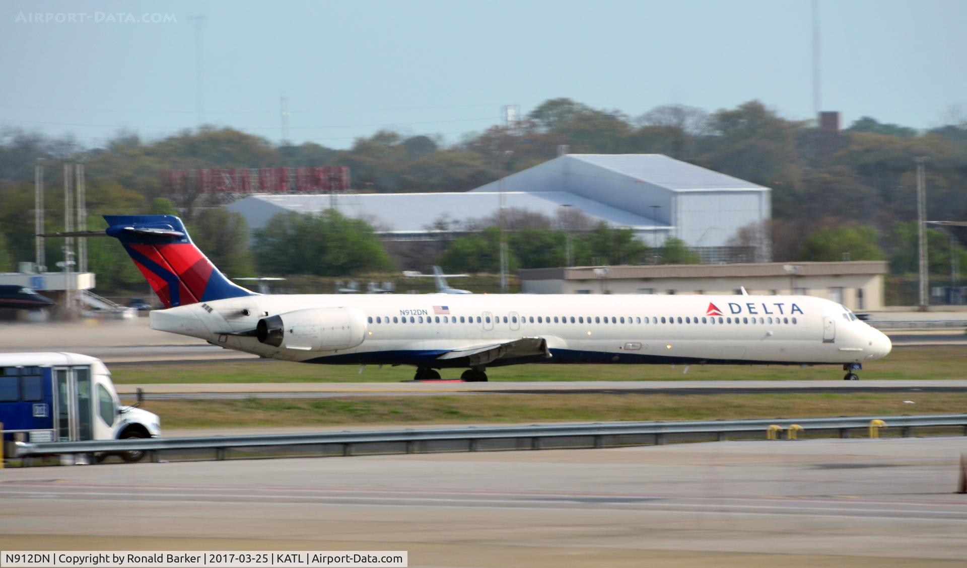 N912DN, 1996 McDonnell Douglas MD-90-30 C/N 53392, Taxi Atlanta