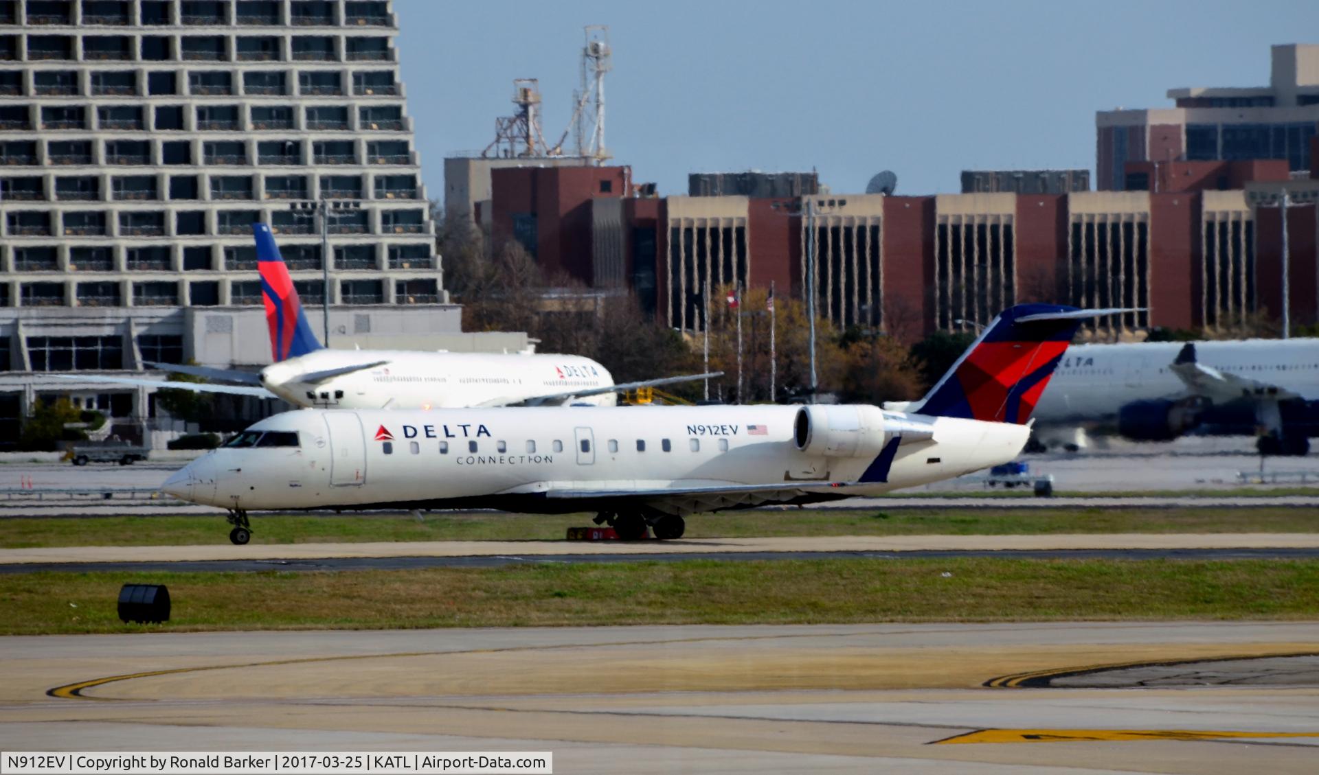 N912EV, 2002 Bombardier CRJ-200LR (CL-600-2B19) C/N 7728, Taxi Atlanta