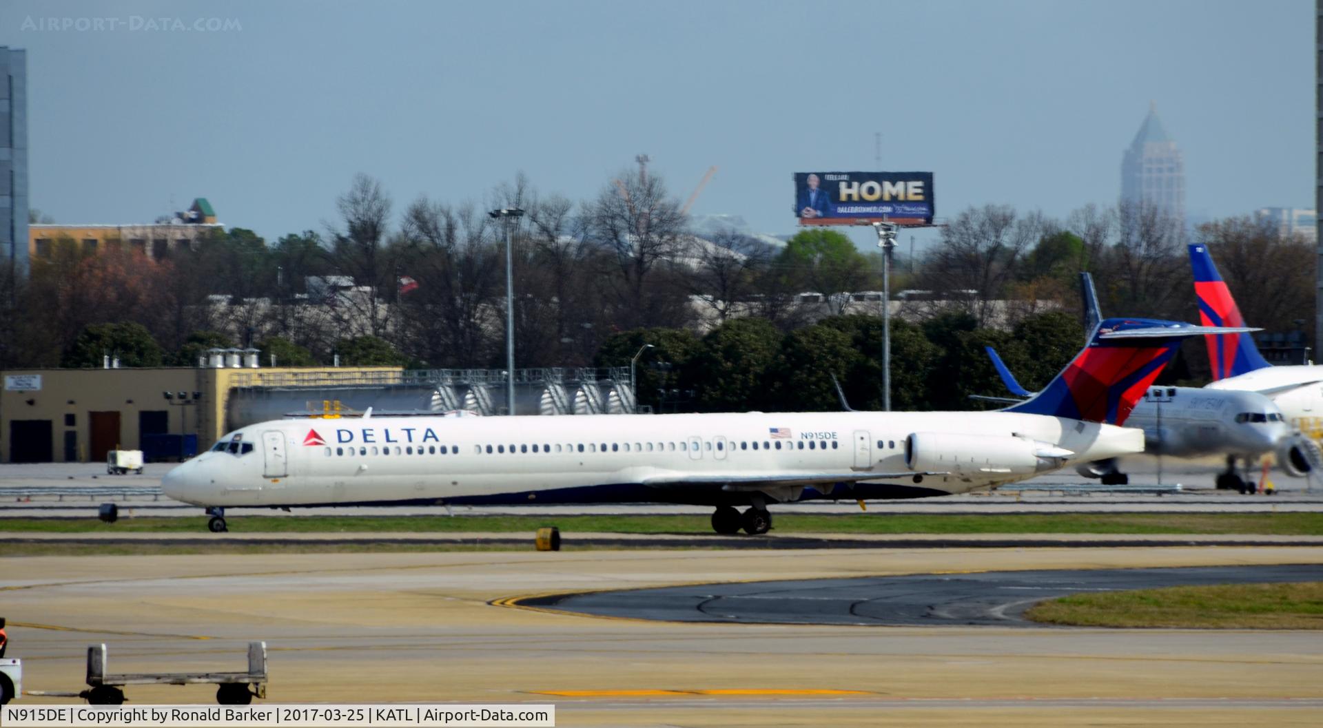 N915DE, 1993 McDonnell Douglas MD-88 C/N 53420, Taxi Atlanta