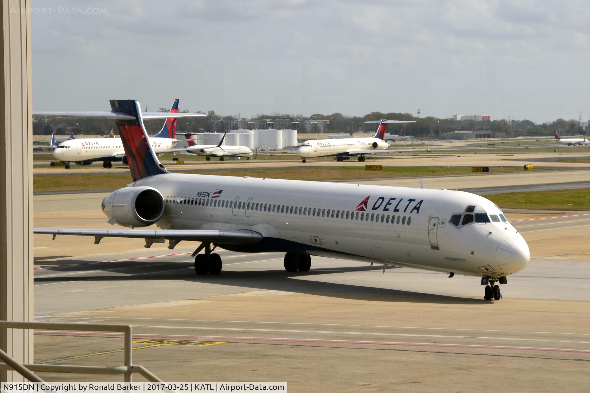 N915DN, 1996 McDonnell Douglas MD-90-30 C/N 53395, Taxi Atlanta