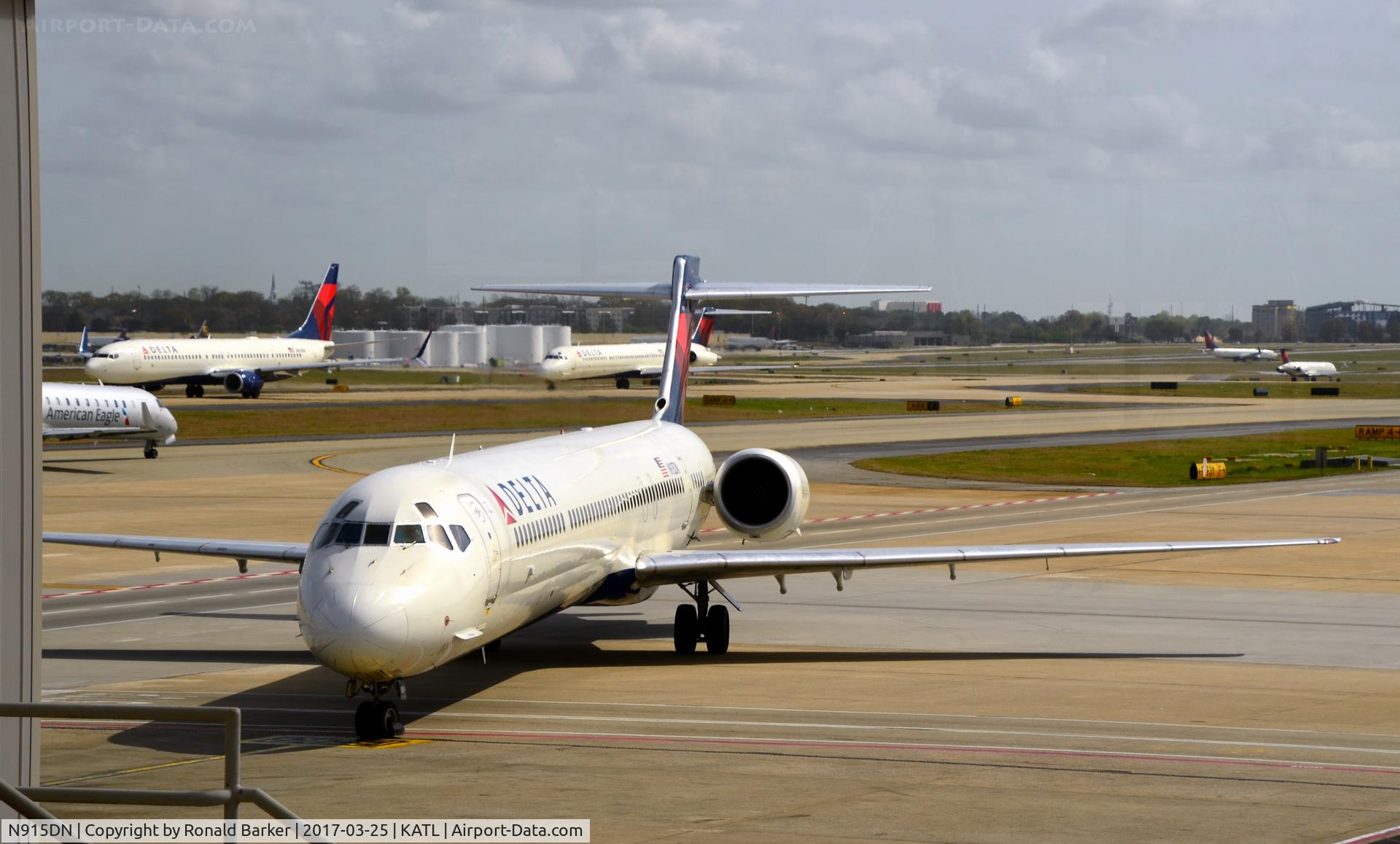 N915DN, 1996 McDonnell Douglas MD-90-30 C/N 53395, Taxi to gate Atlanta