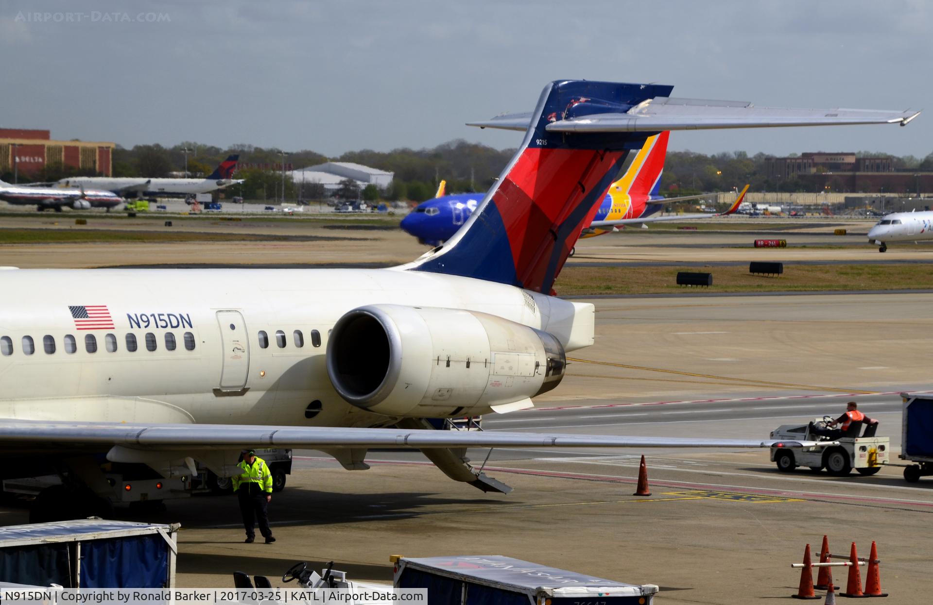 N915DN, 1996 McDonnell Douglas MD-90-30 C/N 53395, At gate Atlanta