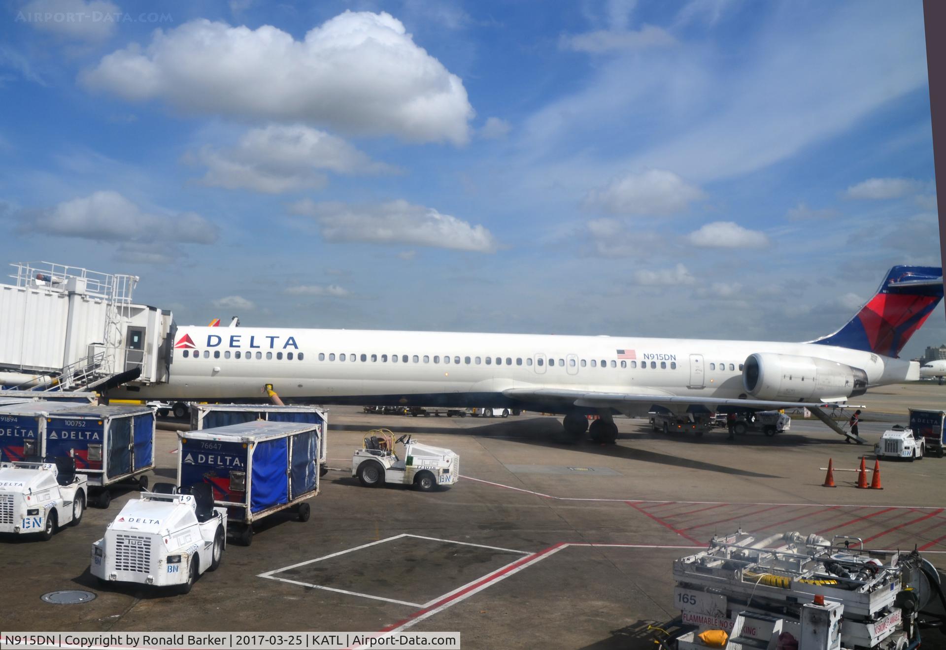 N915DN, 1996 McDonnell Douglas MD-90-30 C/N 53395, At the gate Atlanta