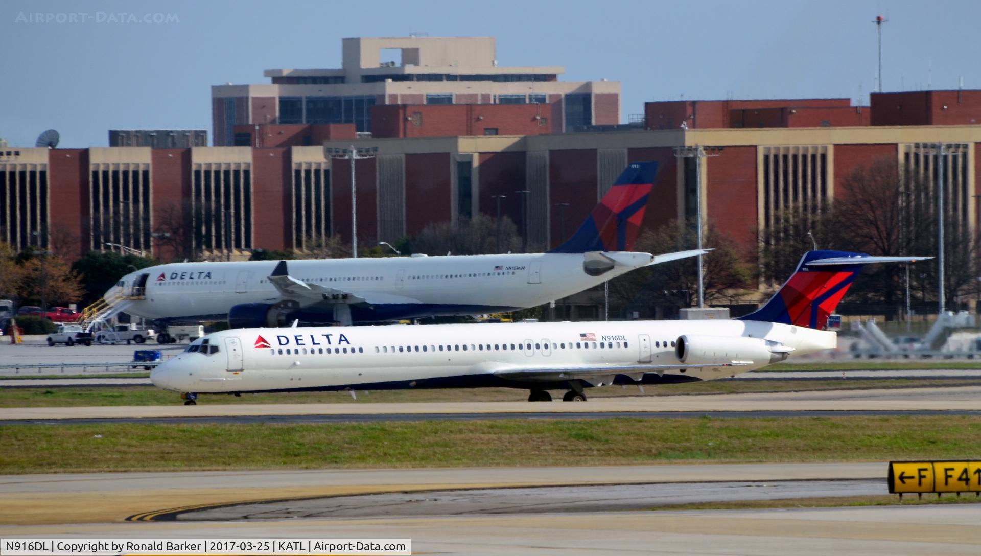 N916DL, 1988 McDonnell Douglas MD-88 C/N 49591, Taxi Atlanta