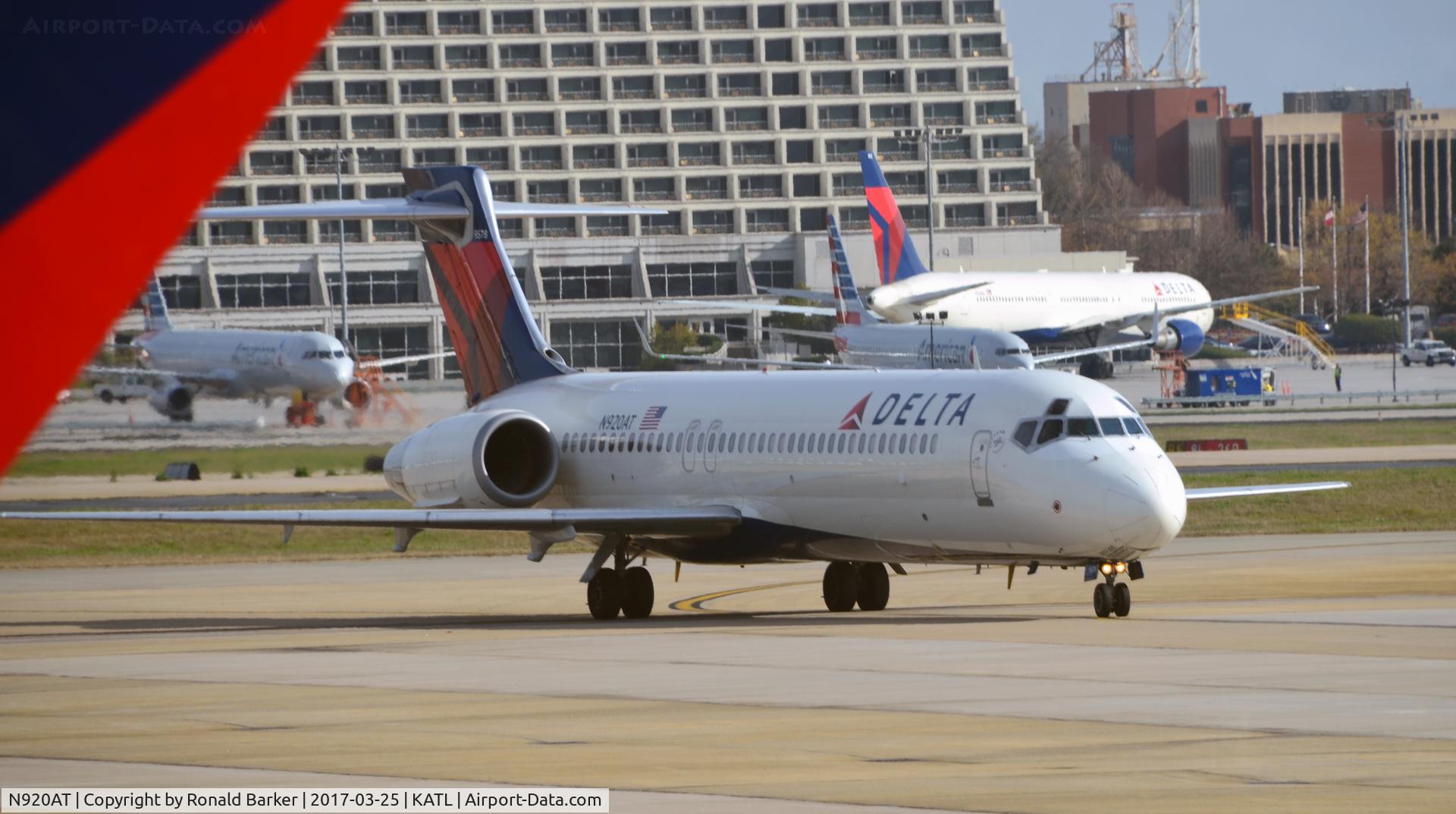 N920AT, 2000 Boeing 717-200 C/N 55083, Taxi Atlanta