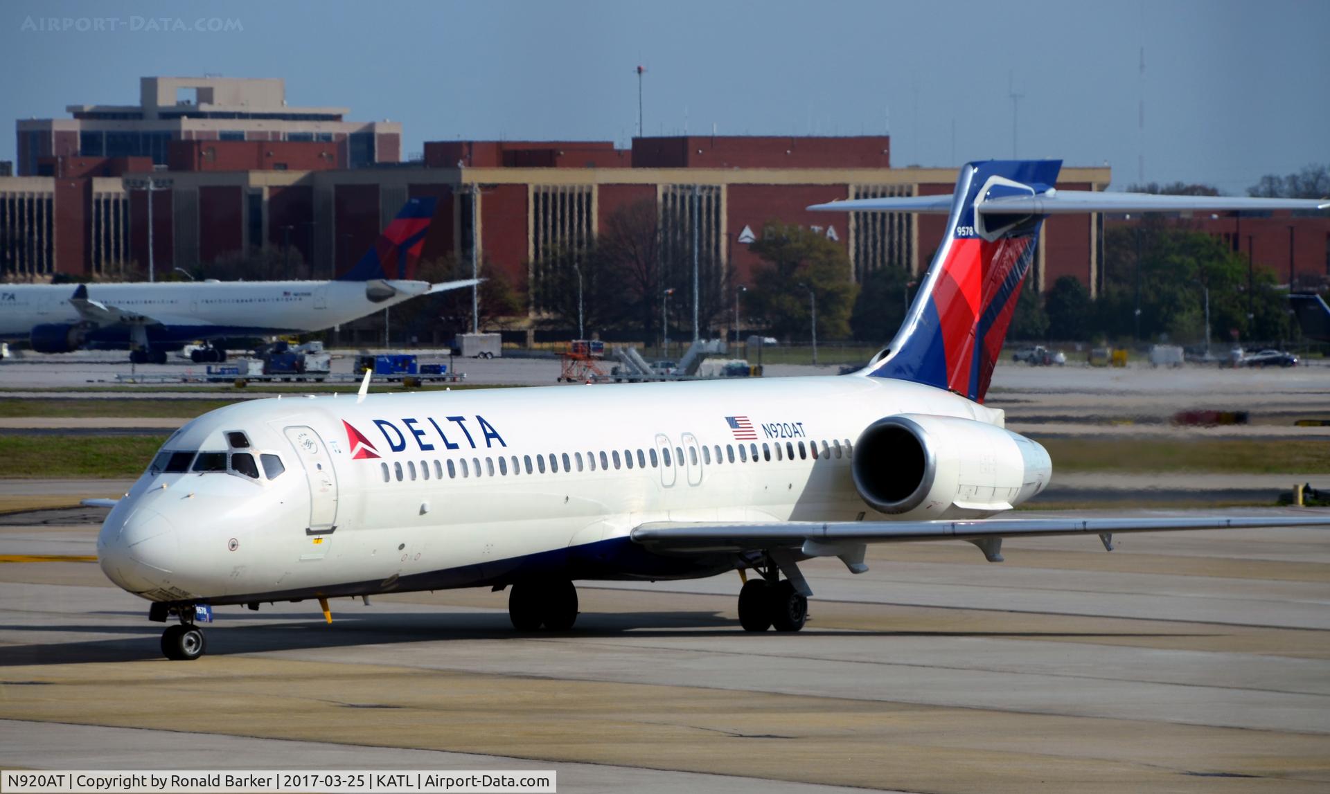 N920AT, 2000 Boeing 717-200 C/N 55083, Taxi Atlanta
