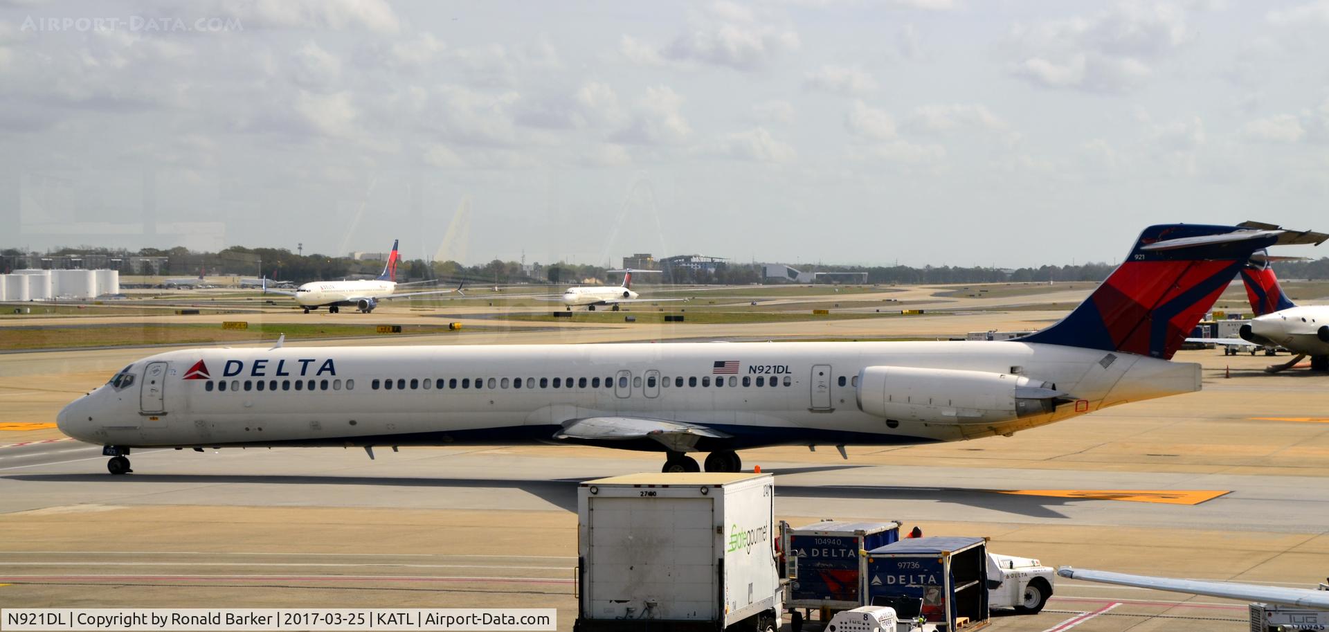 N921DL, 1988 McDonnell Douglas MD-88 C/N 49645, Taxi Atlanta