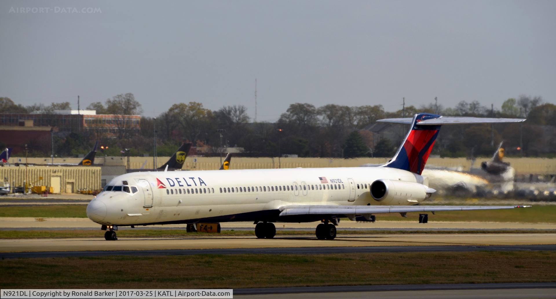 N921DL, 1988 McDonnell Douglas MD-88 C/N 49645, Taxi Atlanta
