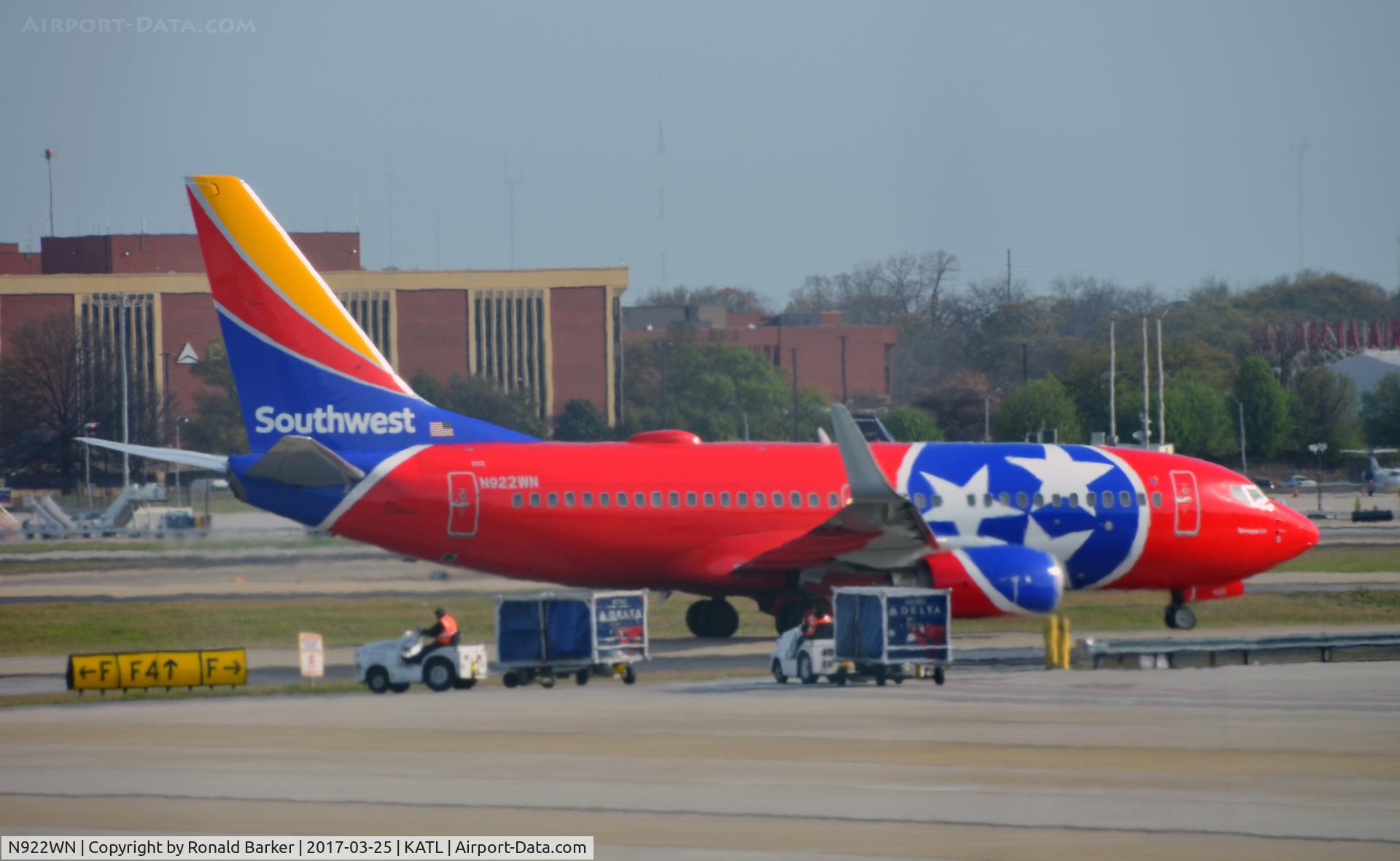 N922WN, 2008 Boeing 737-7H4 C/N 32461, Tennessee One taxi Atlanta