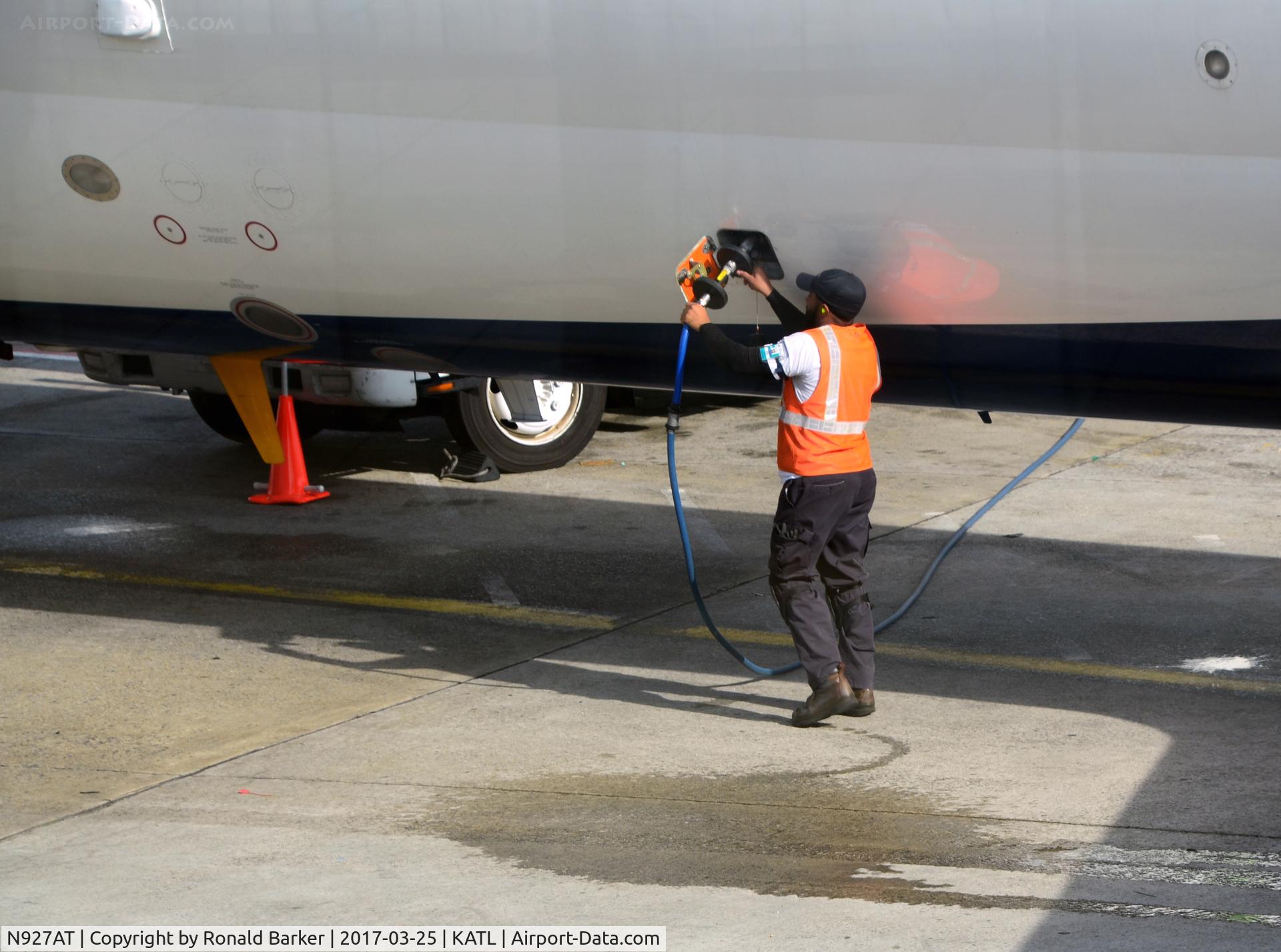 N927AT, 2000 Boeing 717-200 C/N 55077, Servicing the water tank Atlanta